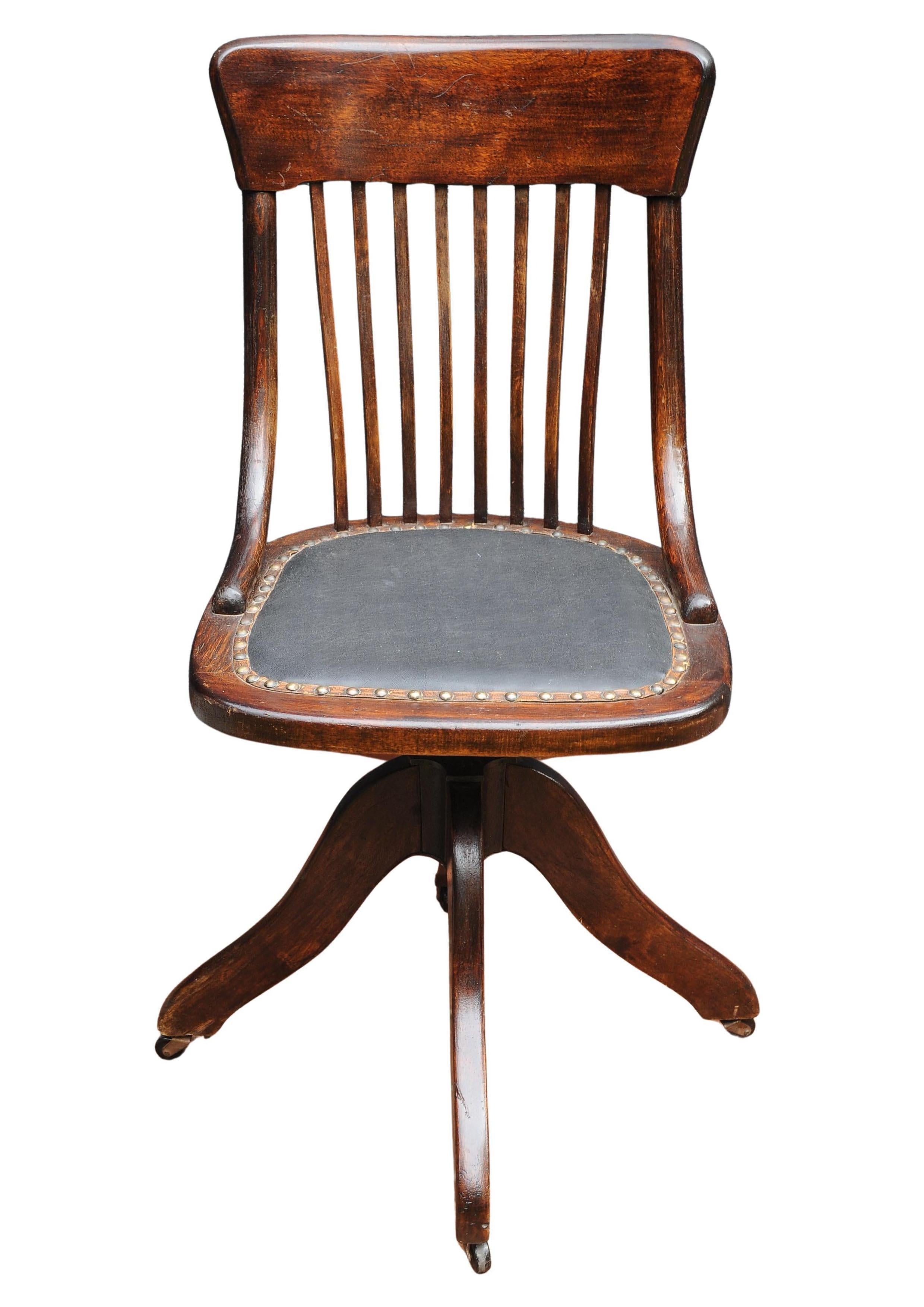 Chaise de bureau tournante en bentwood à structure polie et clous en laiton de l'époque victorienne Bon état - En vente à Reading, Berkshire