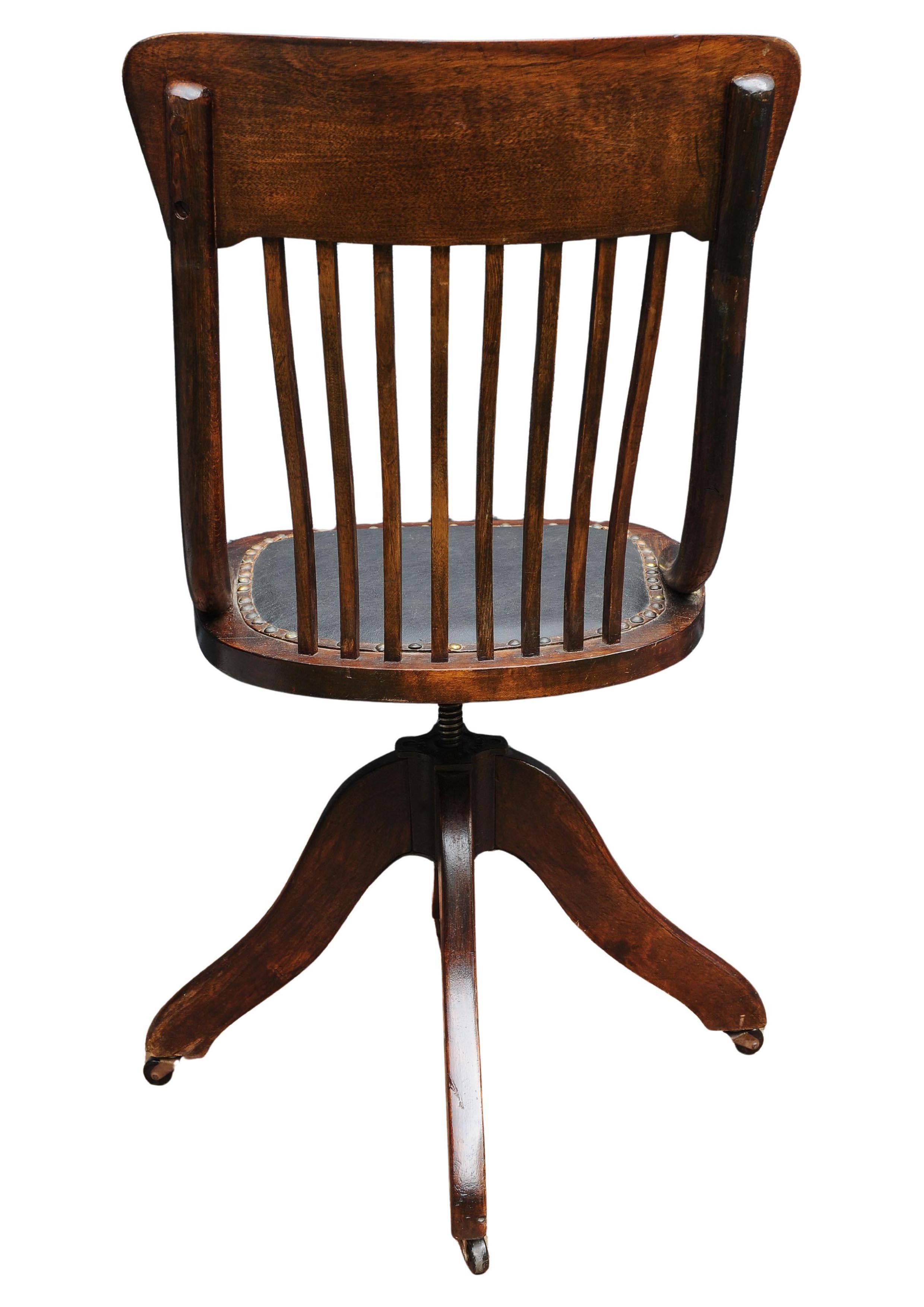 XIXe siècle Chaise de bureau tournante en bentwood à structure polie et clous en laiton de l'époque victorienne en vente