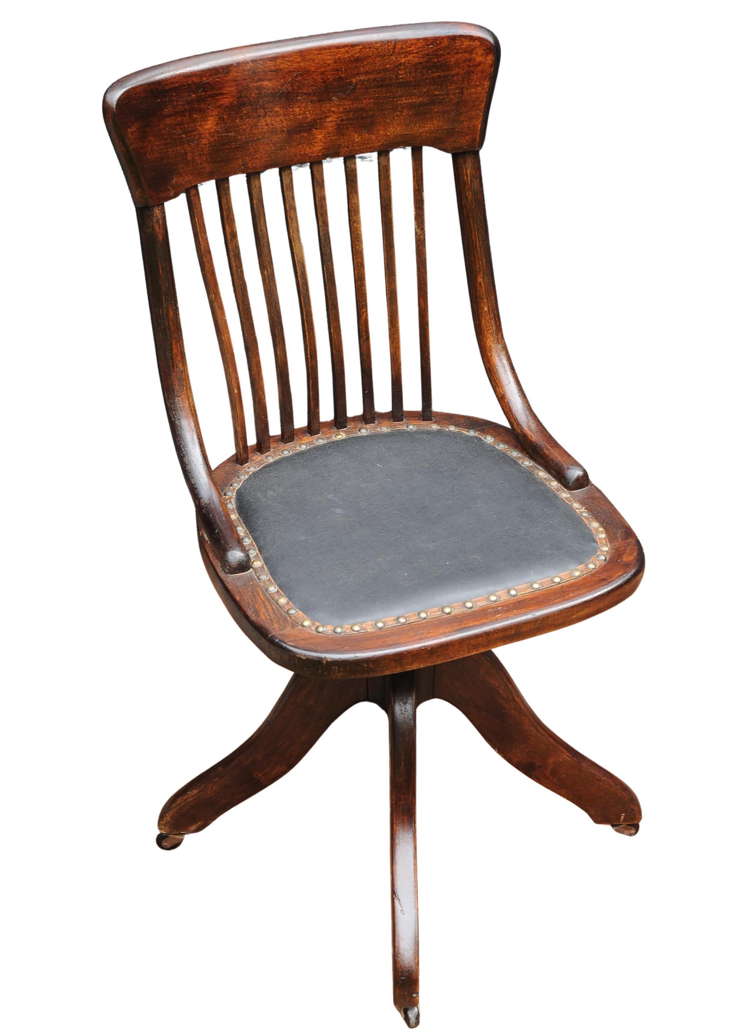 Laiton Chaise de bureau tournante en bentwood à structure polie et clous en laiton de l'époque victorienne en vente