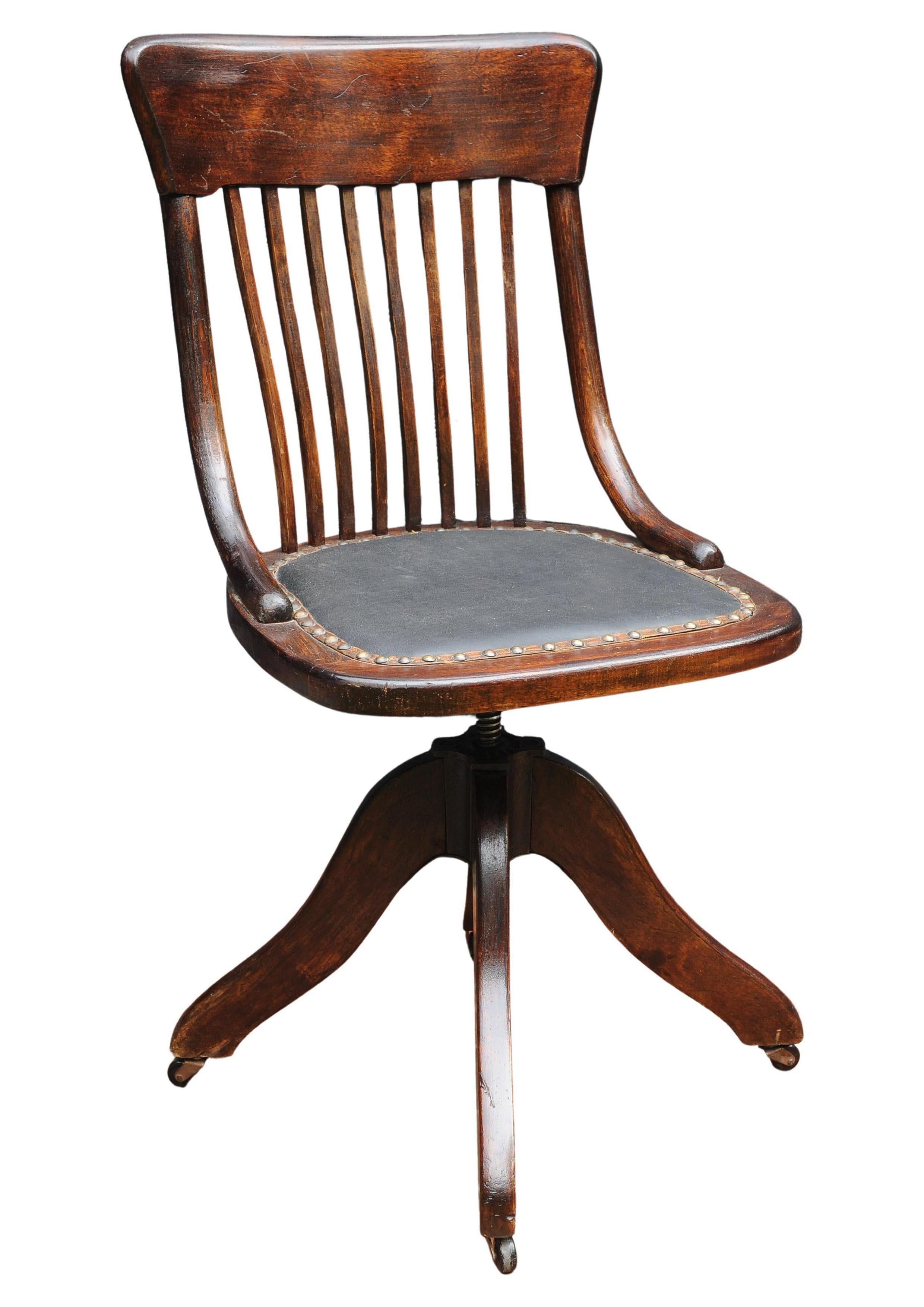 Chaise de bureau tournante en bentwood à structure polie et clous en laiton de l'époque victorienne en vente 1