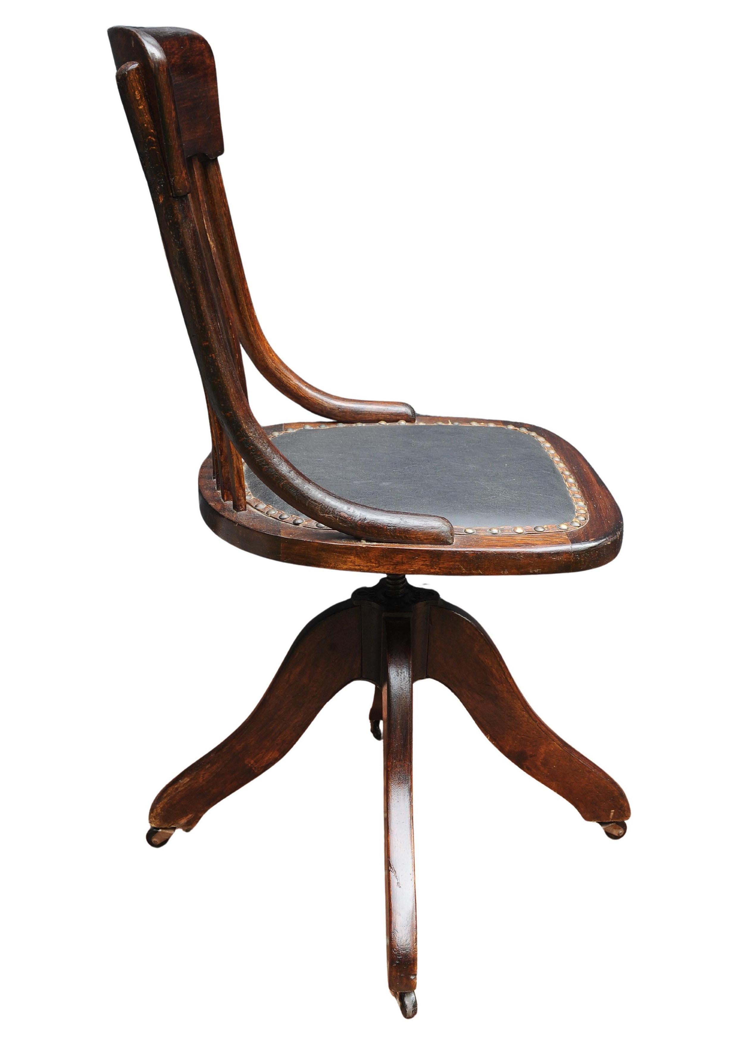 Chaise de bureau tournante en bentwood à structure polie et clous en laiton de l'époque victorienne en vente 2