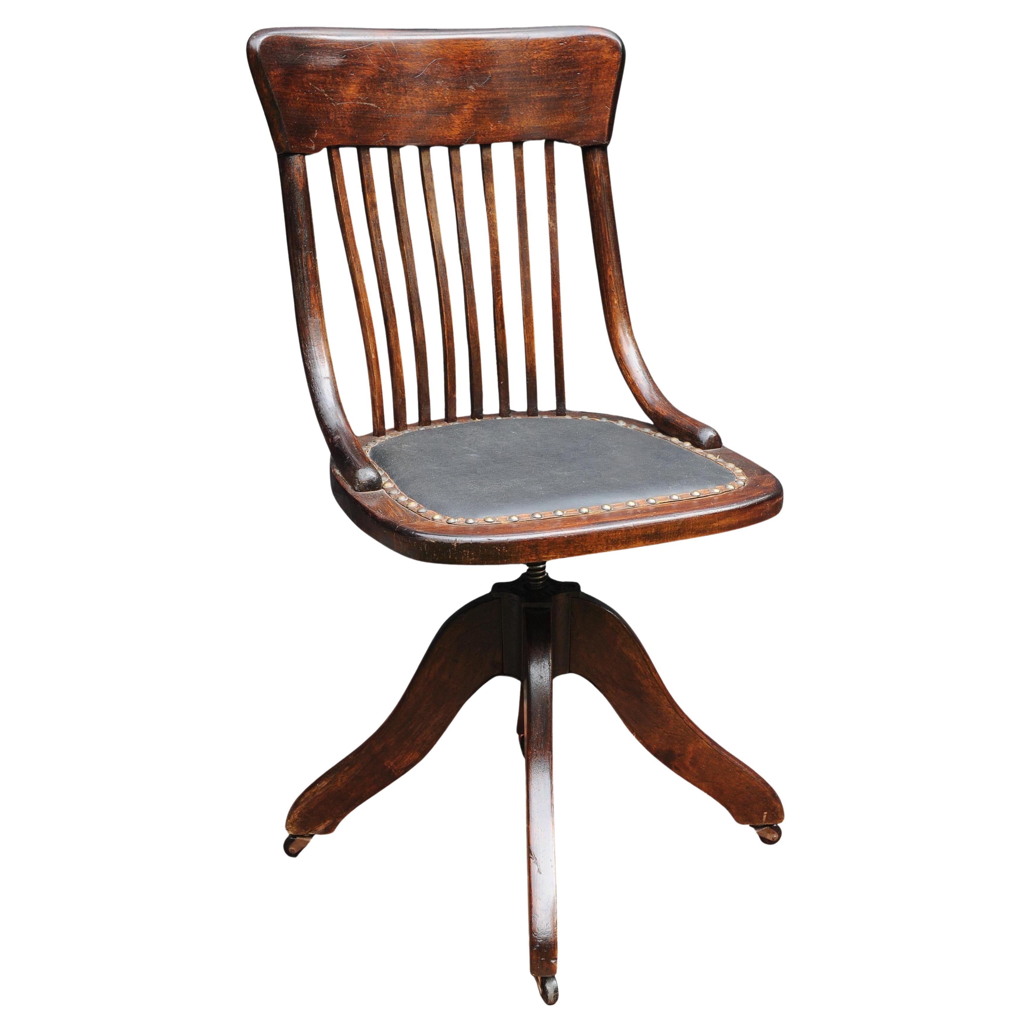Chaise de bureau tournante en bentwood à structure polie et clous en laiton de l'époque victorienne en vente