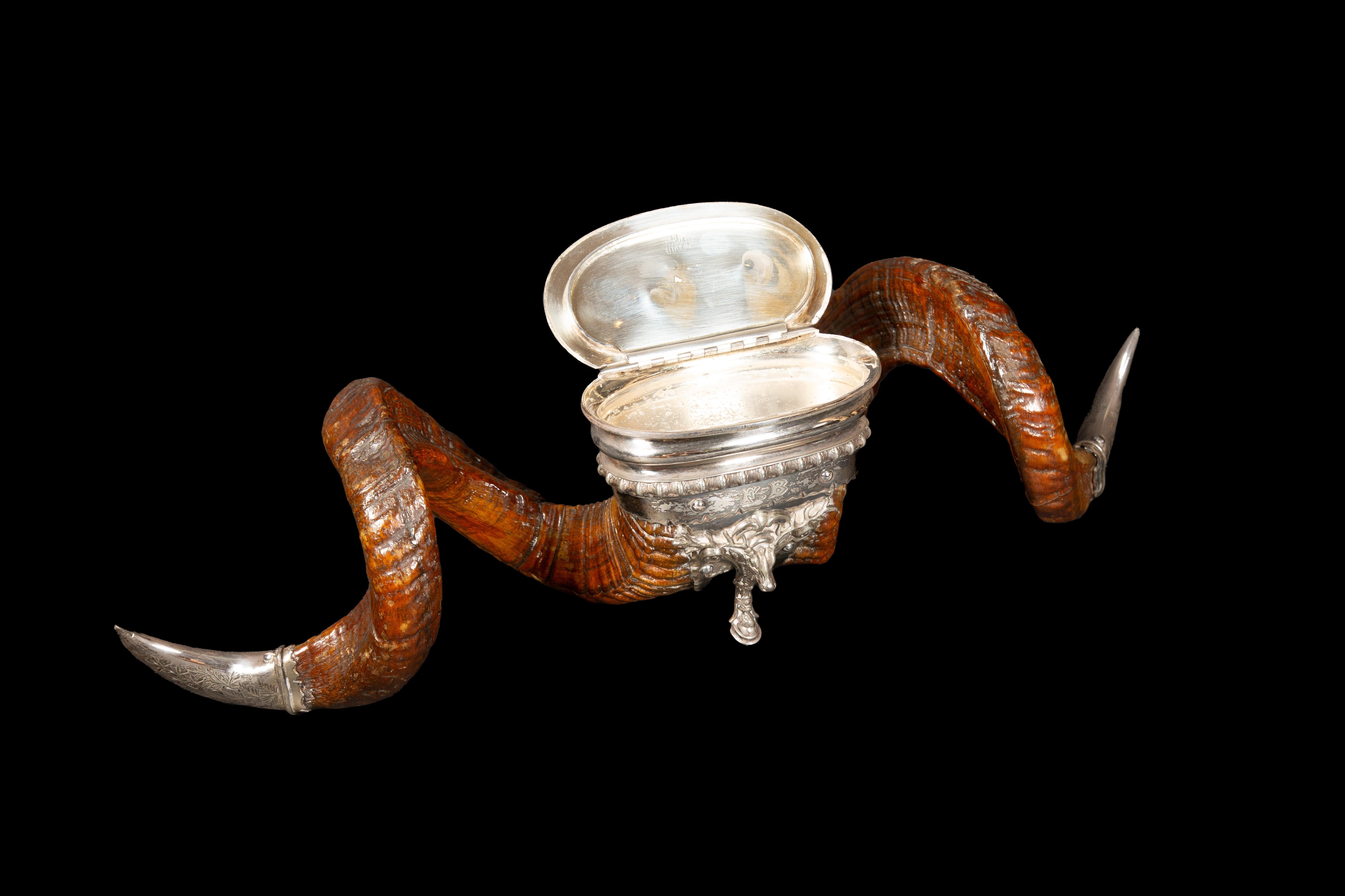 A Victorian Ram's Horn Snuff Mull with Mounts Marked- Walker & Hall In Excellent Condition In New York, NY