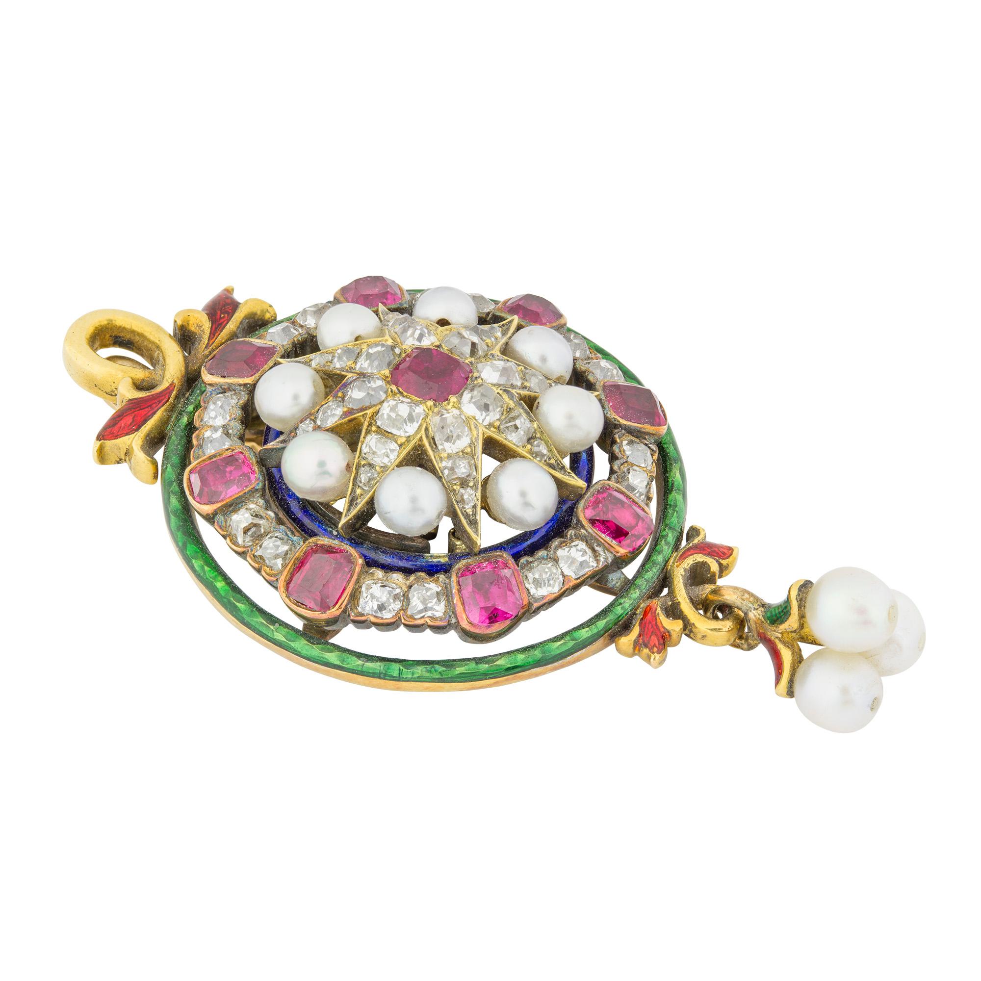 Pendente rinascimentale vittoriano con gemme incastonate, rubino centrale sfaccettato a forma di cuscino incastonato al centro di una stella a 8 punte in oro giallo con diamanti a taglio brillante, perle, rubini e diamanti incastonati in un contorno