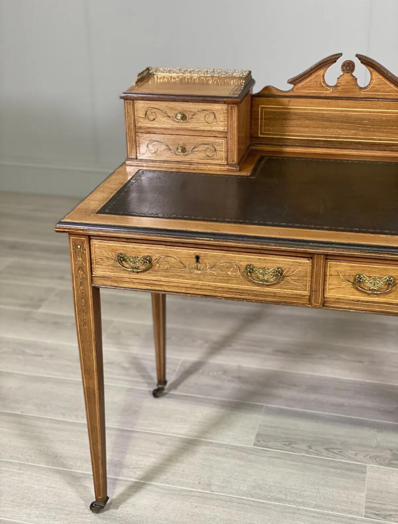 Viktorianischer Schreibtisch aus Rosenholz von Maple & Co (Britisch) im Angebot