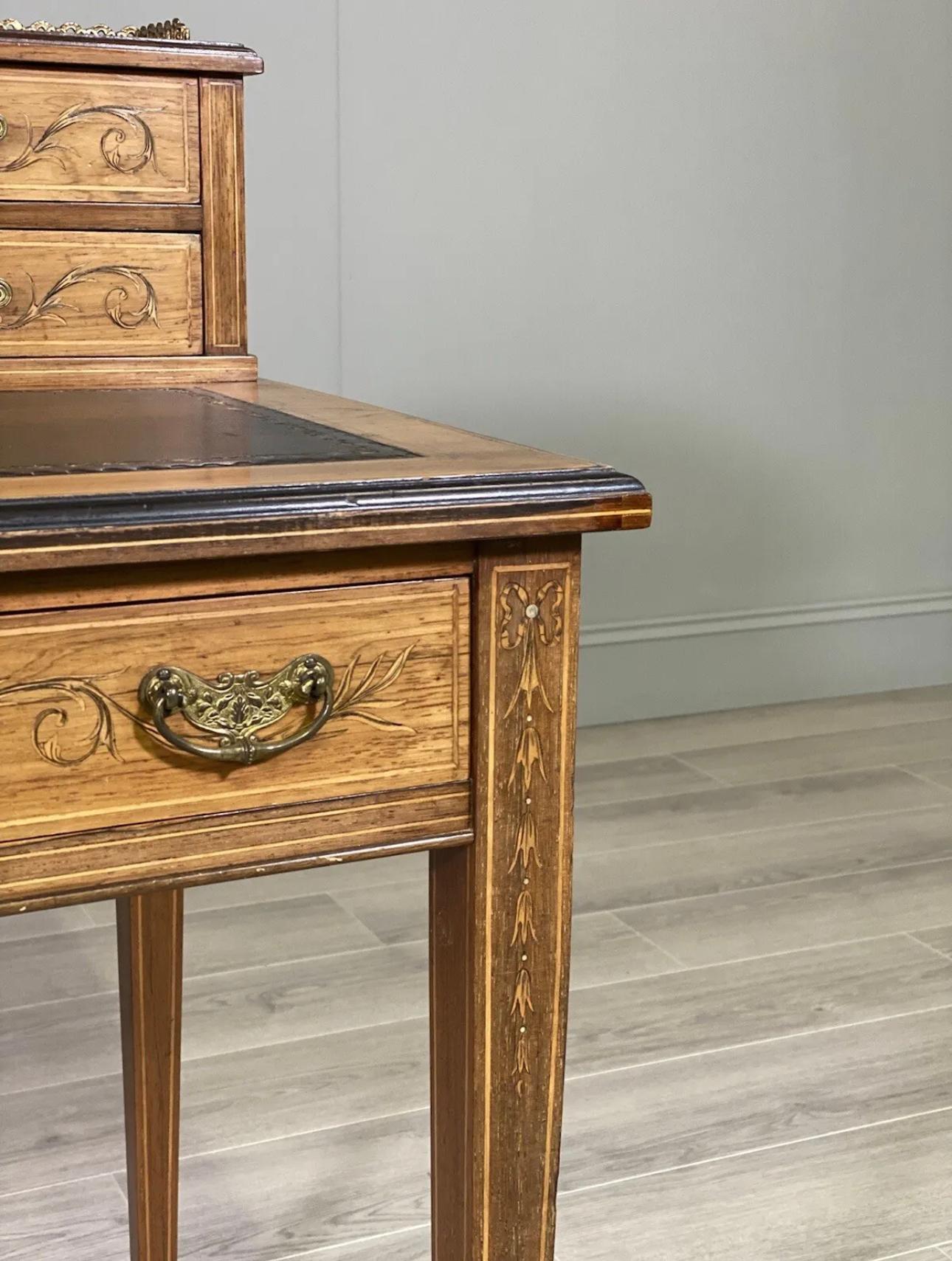 Viktorianischer Schreibtisch aus Rosenholz von Maple & Co im Zustand „Gut“ im Angebot in Accrington, GB