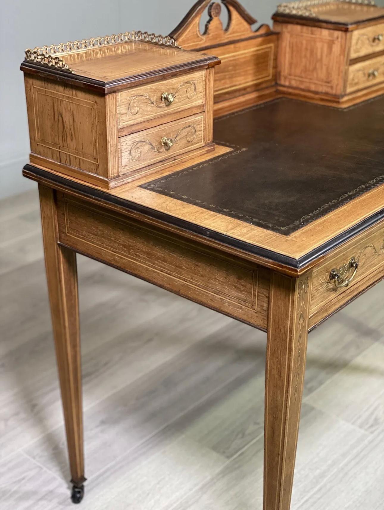 Viktorianischer Schreibtisch aus Rosenholz von Maple & Co im Angebot 1