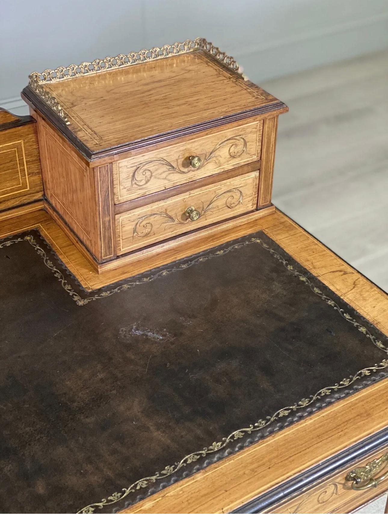Viktorianischer Schreibtisch aus Rosenholz von Maple & Co im Angebot 2