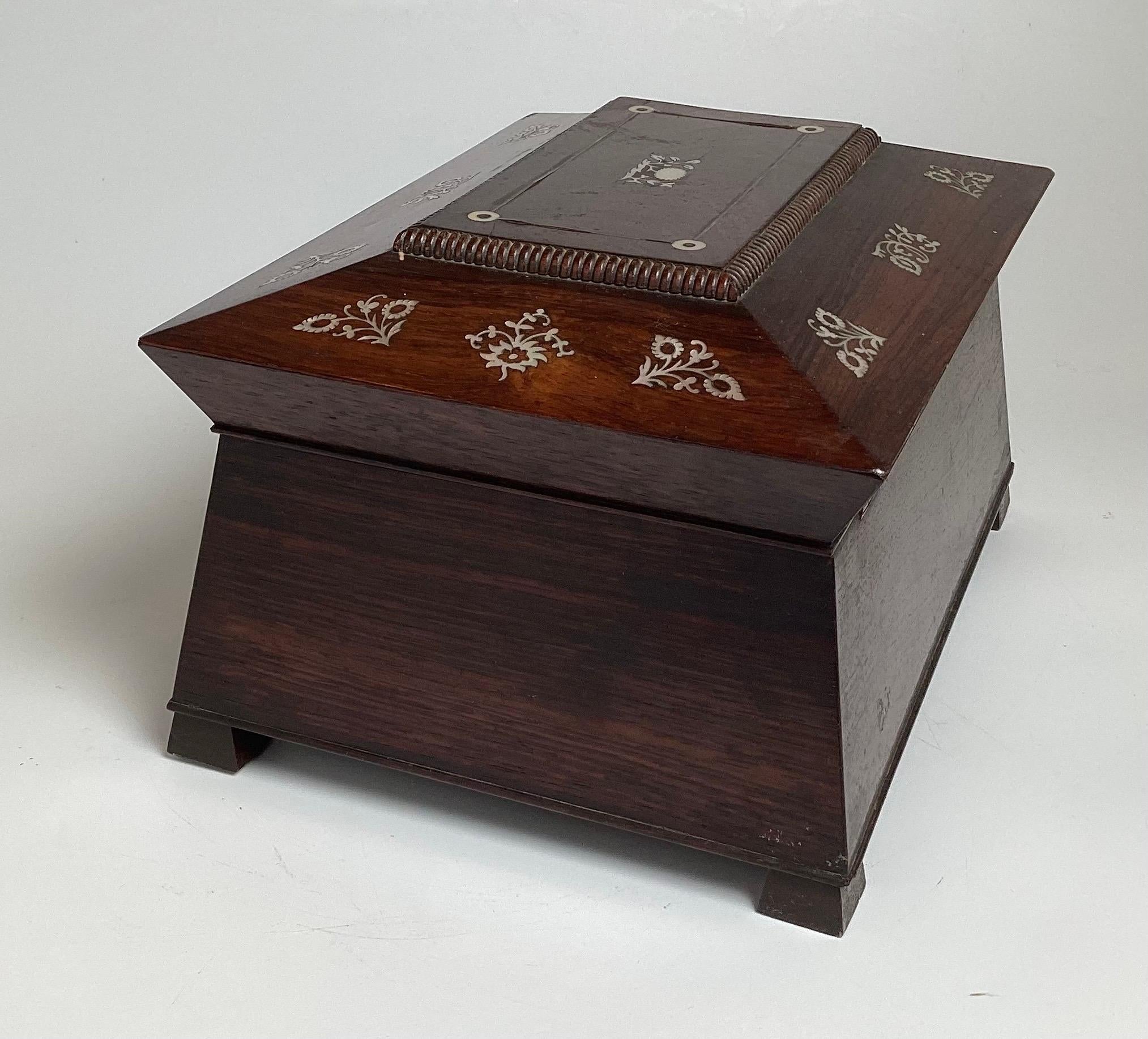 Una joya victoriana de palo de rosa Mediados del siglo XIX en venta