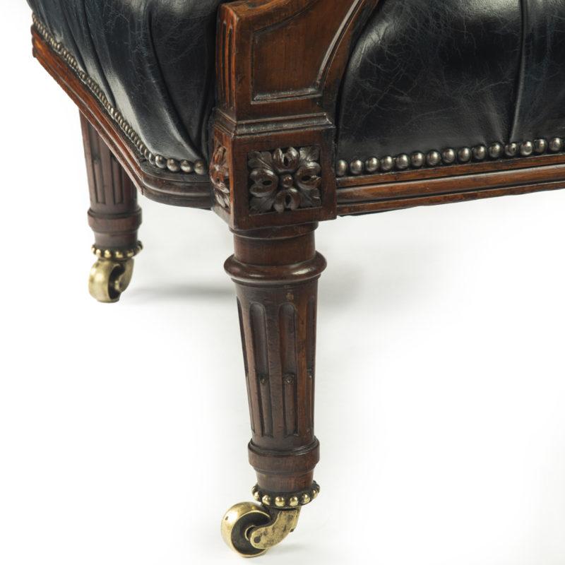 Fauteuil victorien en bois de rose à dossier médaillon par Holland & Sons en vente 5