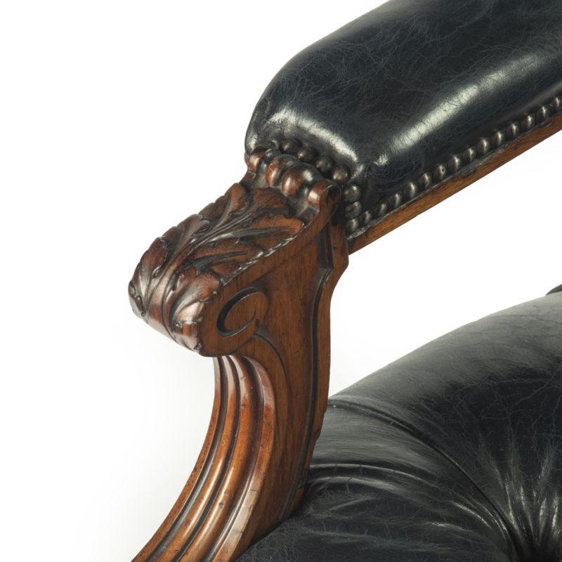 Fauteuil victorien en bois de rose à dossier médaillon par Holland & Sons en vente 6