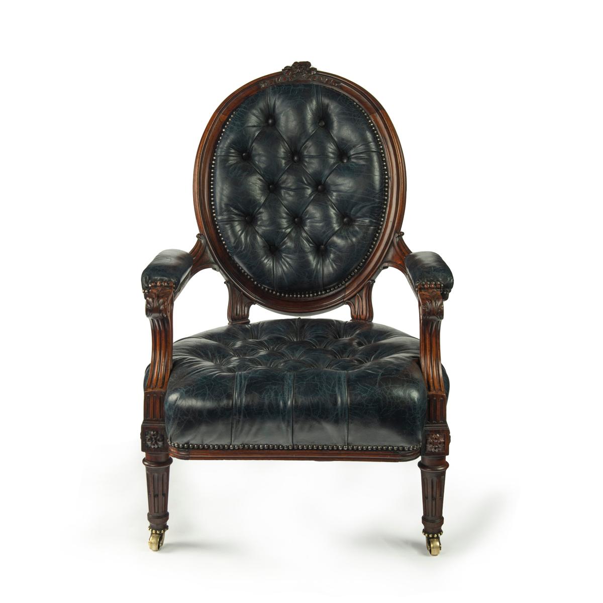 Victorien Fauteuil victorien en bois de rose à dossier médaillon par Holland & Sons en vente