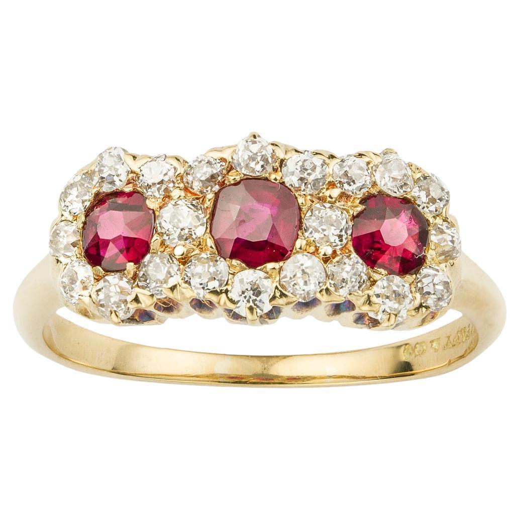 Ein viktorianischer Rubin- und Diamantring mit drei Clustern, drei Rubine mit einem Gesamtgewicht von 0,63 Karat, umgeben von ineinandergreifenden Clustern, die mit vierundzwanzig Diamanten im Altschliff mit einem geschätzten Gewicht von 0,75 Karat