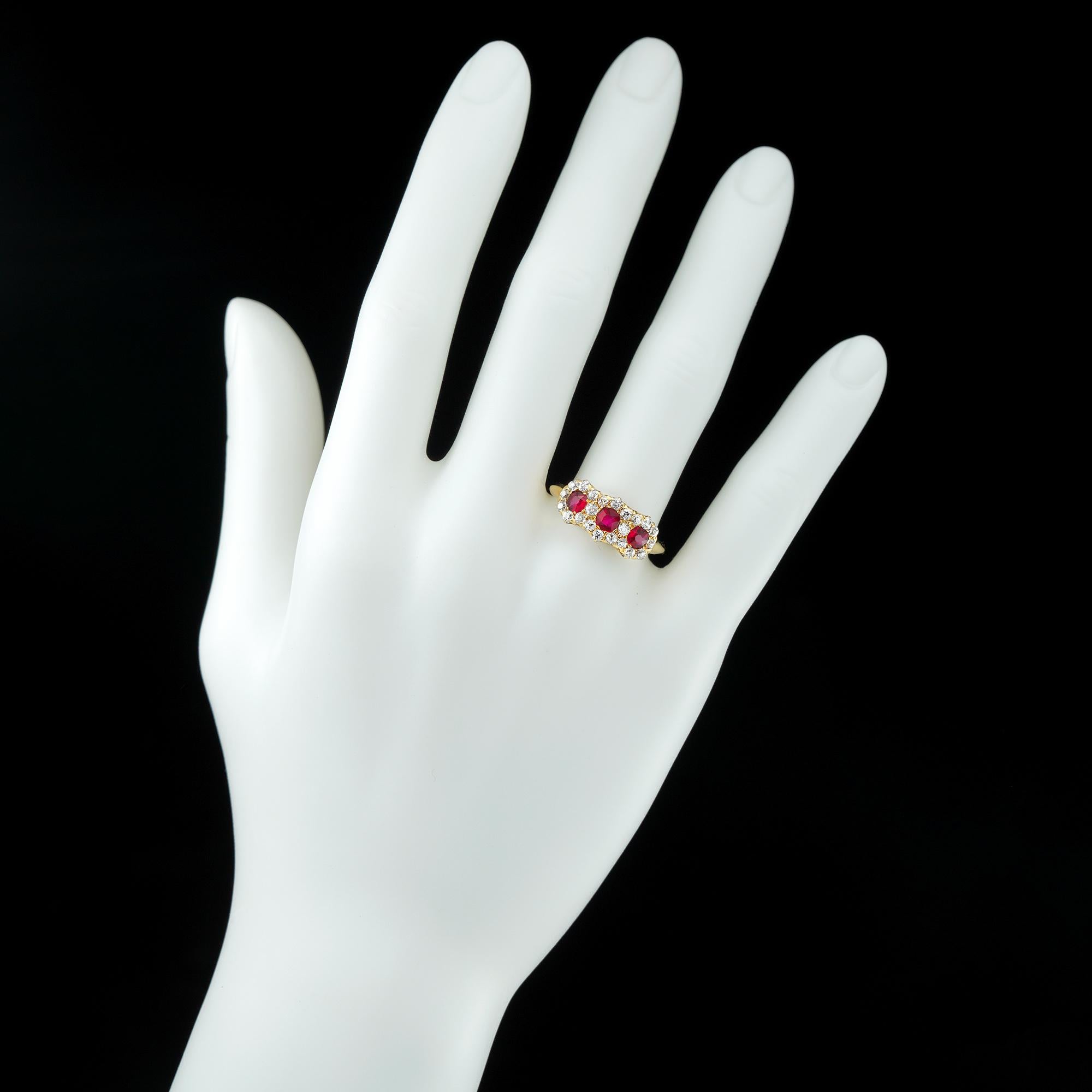 Dreifacher viktorianischer Rubin- und Diamant-Cluster-Ring 2
