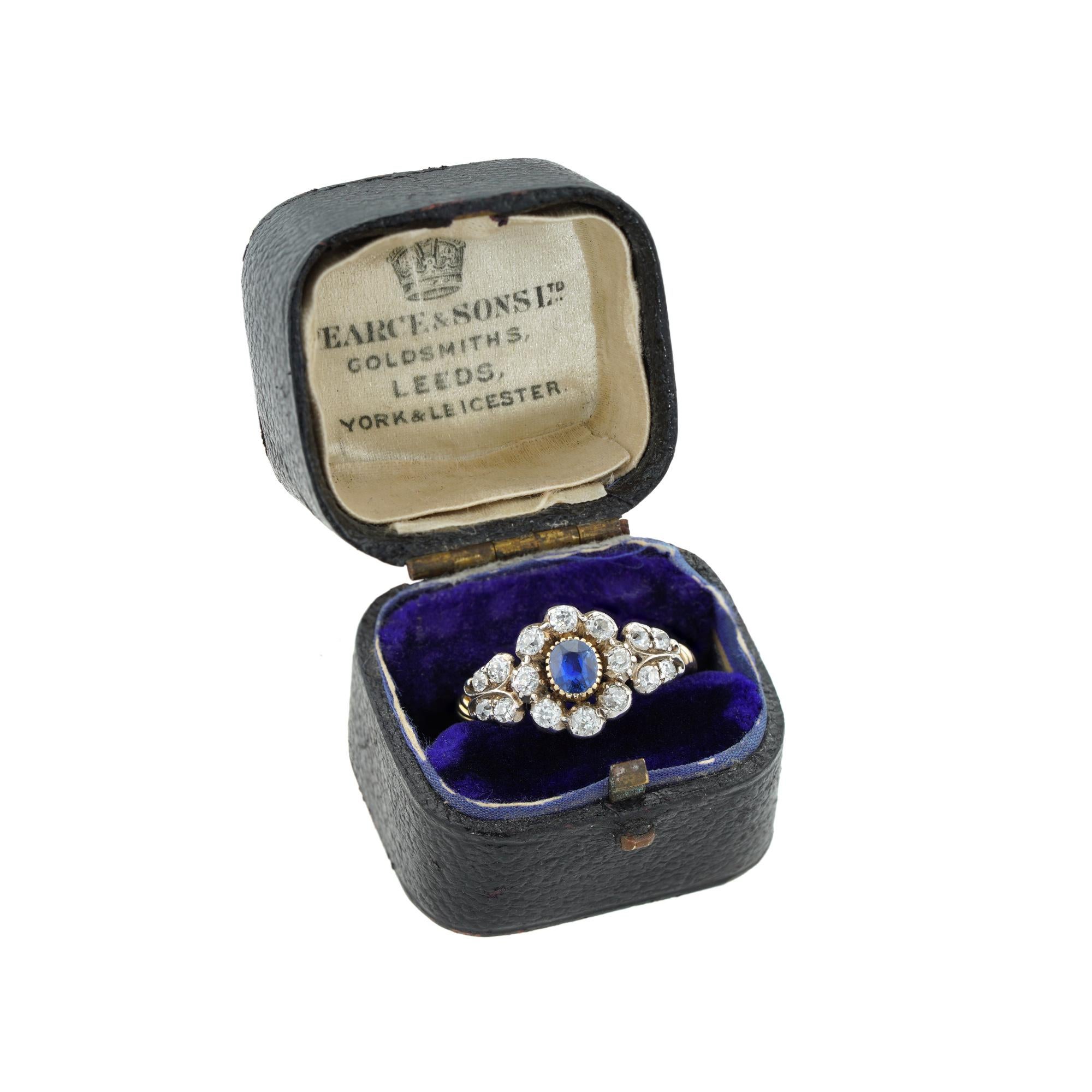 Viktorianischer Ring mit Saphiren und Diamanten (Ovalschliff)