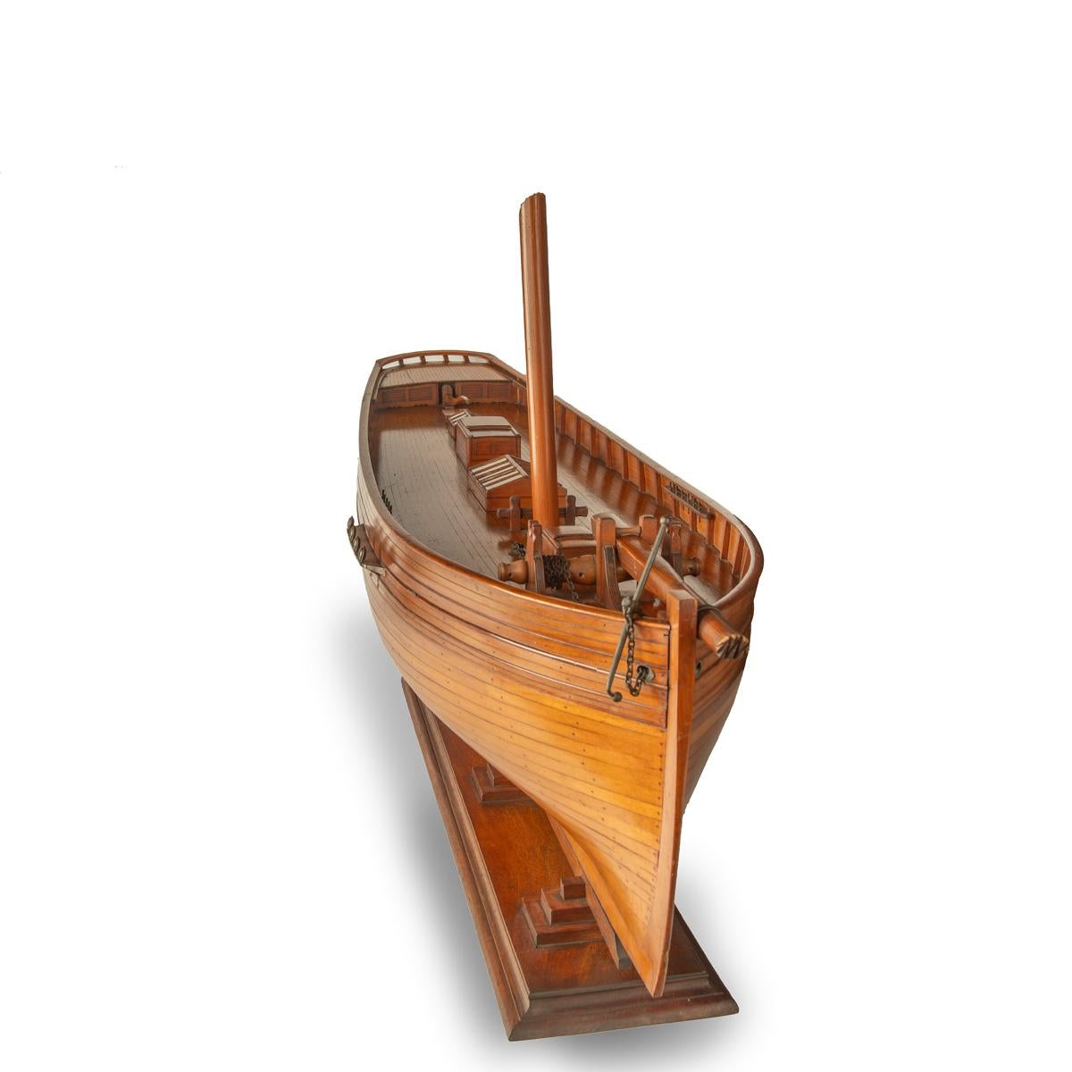 Un modello di cantiere navale vittoriano di uno sloop. Questo grande modello in bosso ha un albero tronco e un bompresso retrattile. Lo scafo ha un gambo eretto, un ampio baglio, quattro bozze di sartiame in metallo su ogni lato e una singola ancora