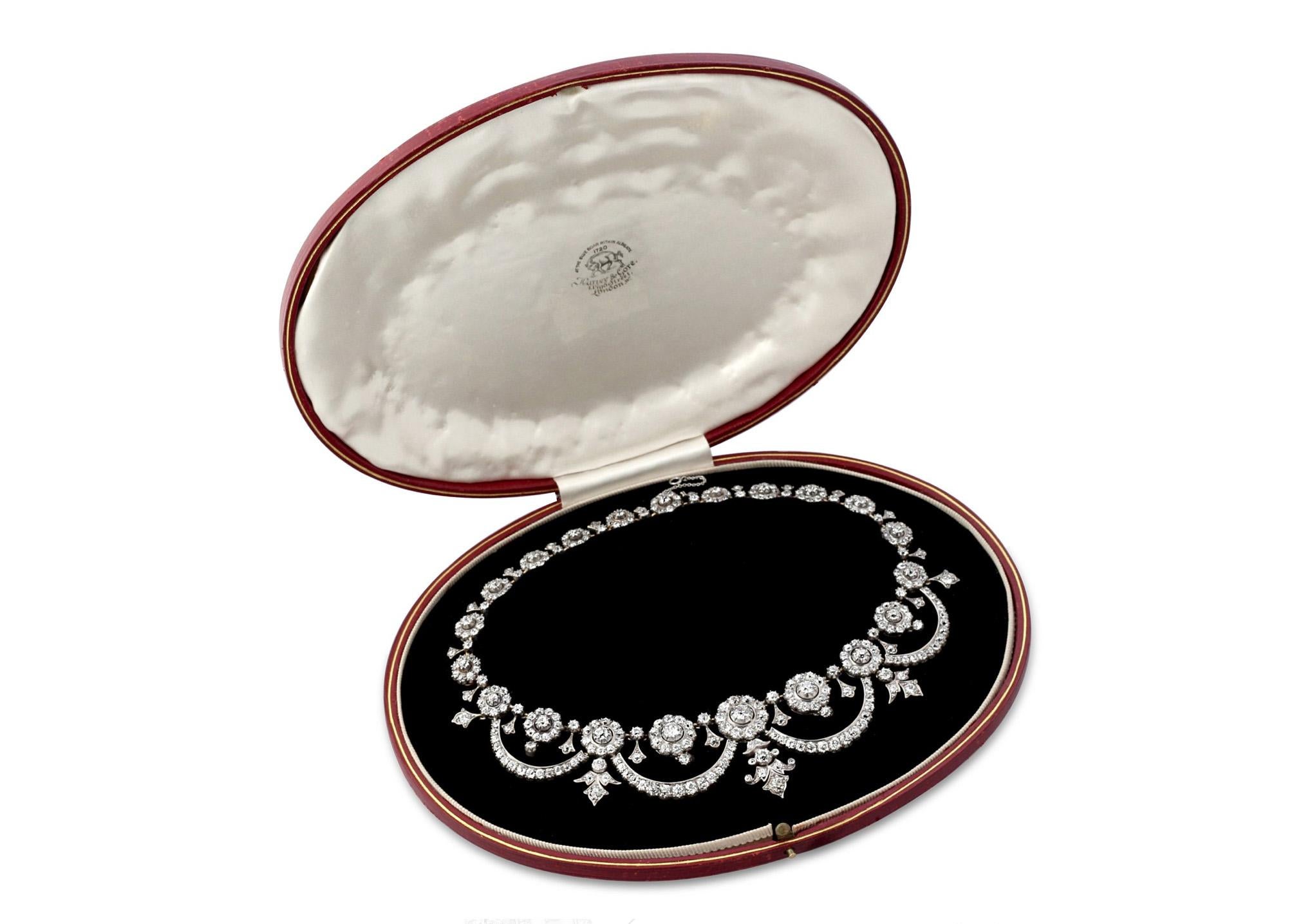 Eine elegante viktorianische Diamant-Halskette. Zart gearbeitet mit floralen Büscheln, besetzt mit alten Diamanten im Rosenschliff, montiert in Silber auf Gold, mit Swag-Details in der Mitte.