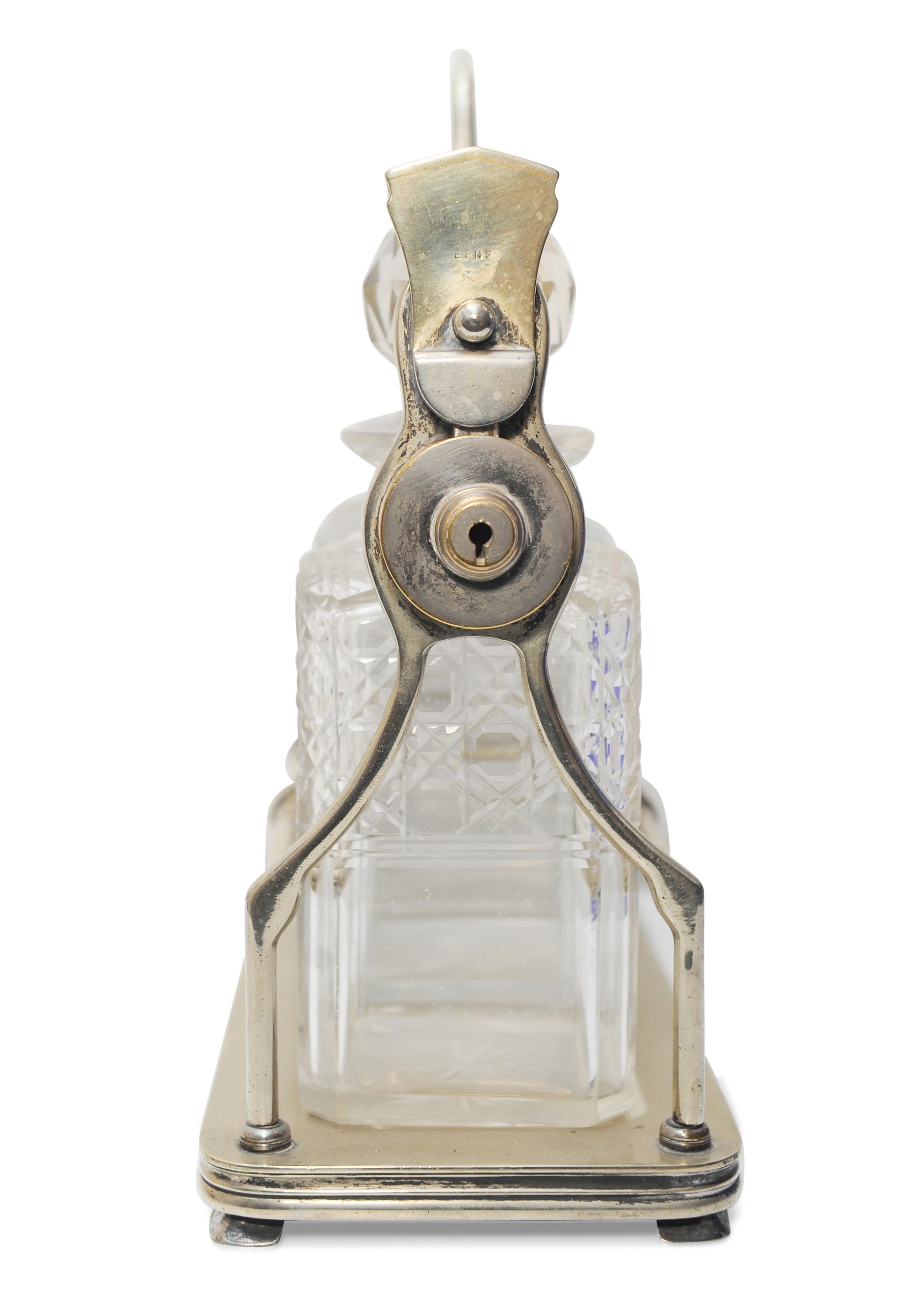 Viktorianisches versilbertes Tantalus-Dekanter-Set aus geschliffenem Glas, viktorianisch, passendes Set im Zustand „Gut“ im Angebot in Reading, Berkshire