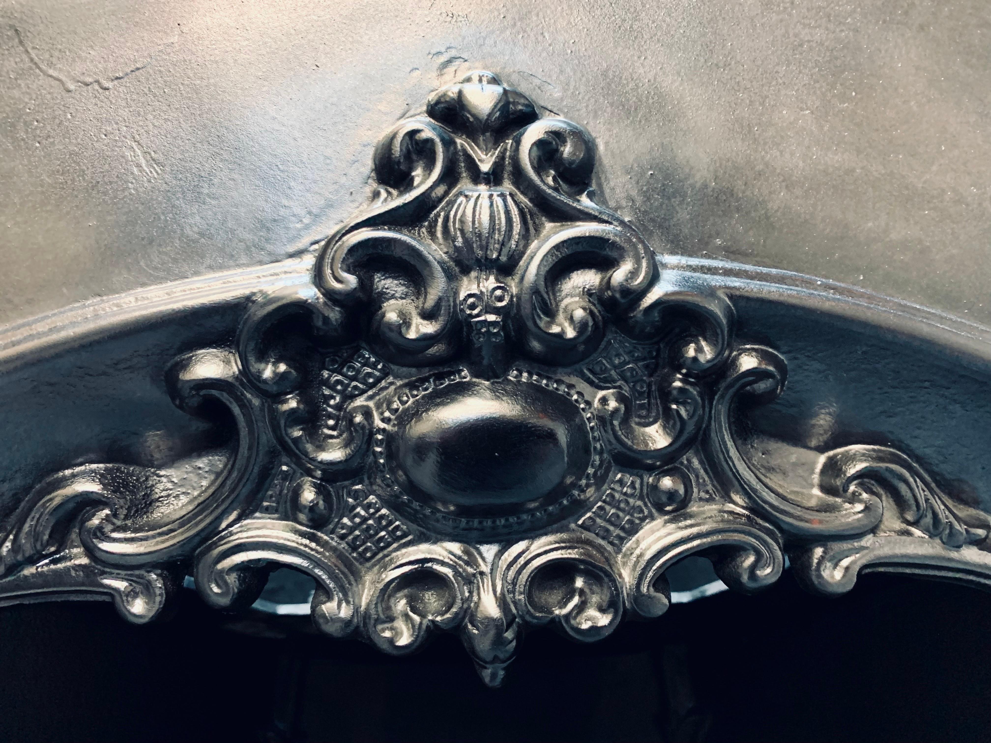 Ein gewölbter Kamineinsatz aus Gusseisen im viktorianischen Stil. (Eisen) im Angebot