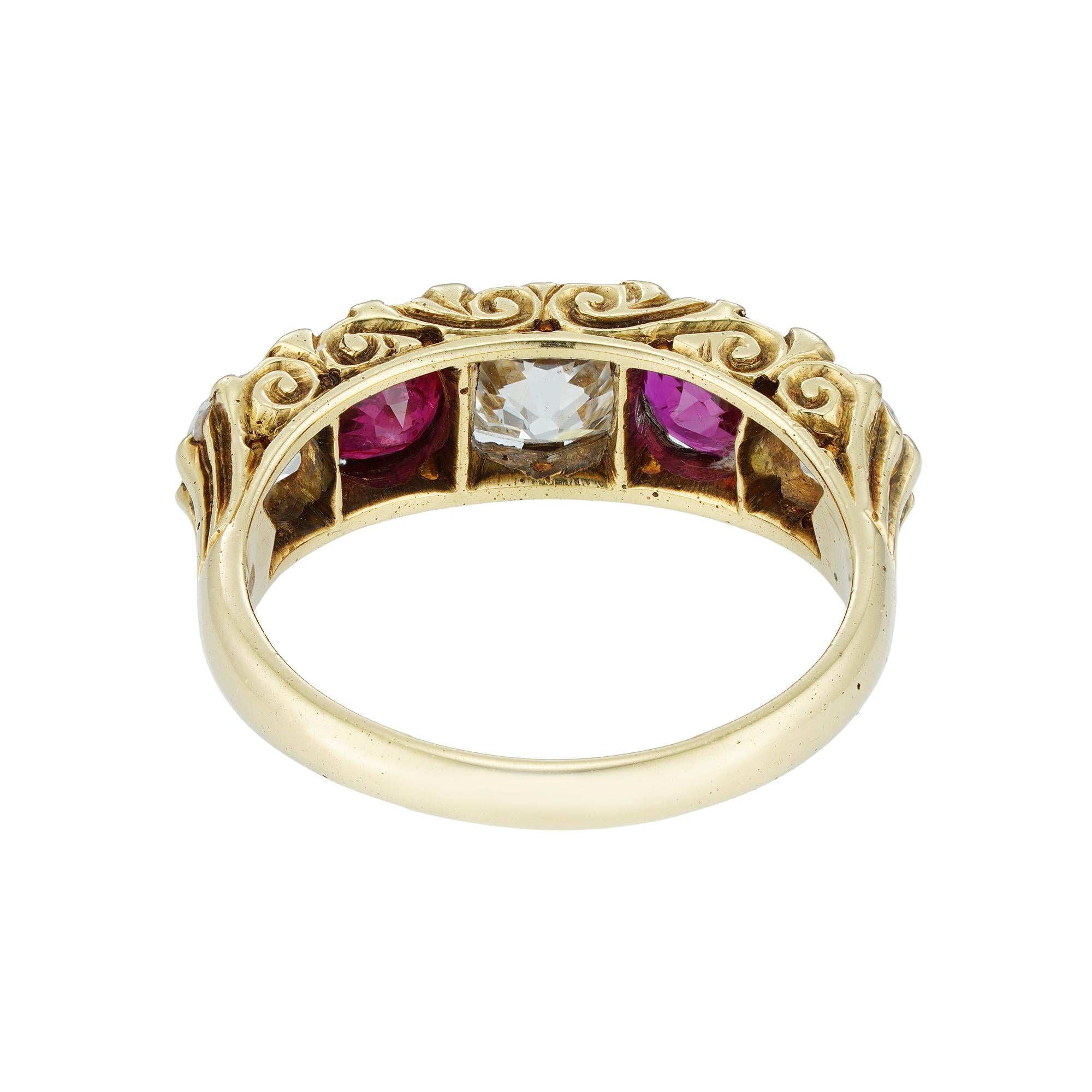 Ein fünfsteiniger Rubin- und Diamantring im viktorianischen Stil. Der Ring ist abwechselnd mit drei Diamanten im Brillantschliff und zwei runden, facettierten Rubinen besetzt, wobei die Diamanten ein geschätztes Gesamtgewicht von 1,25 Karat und die