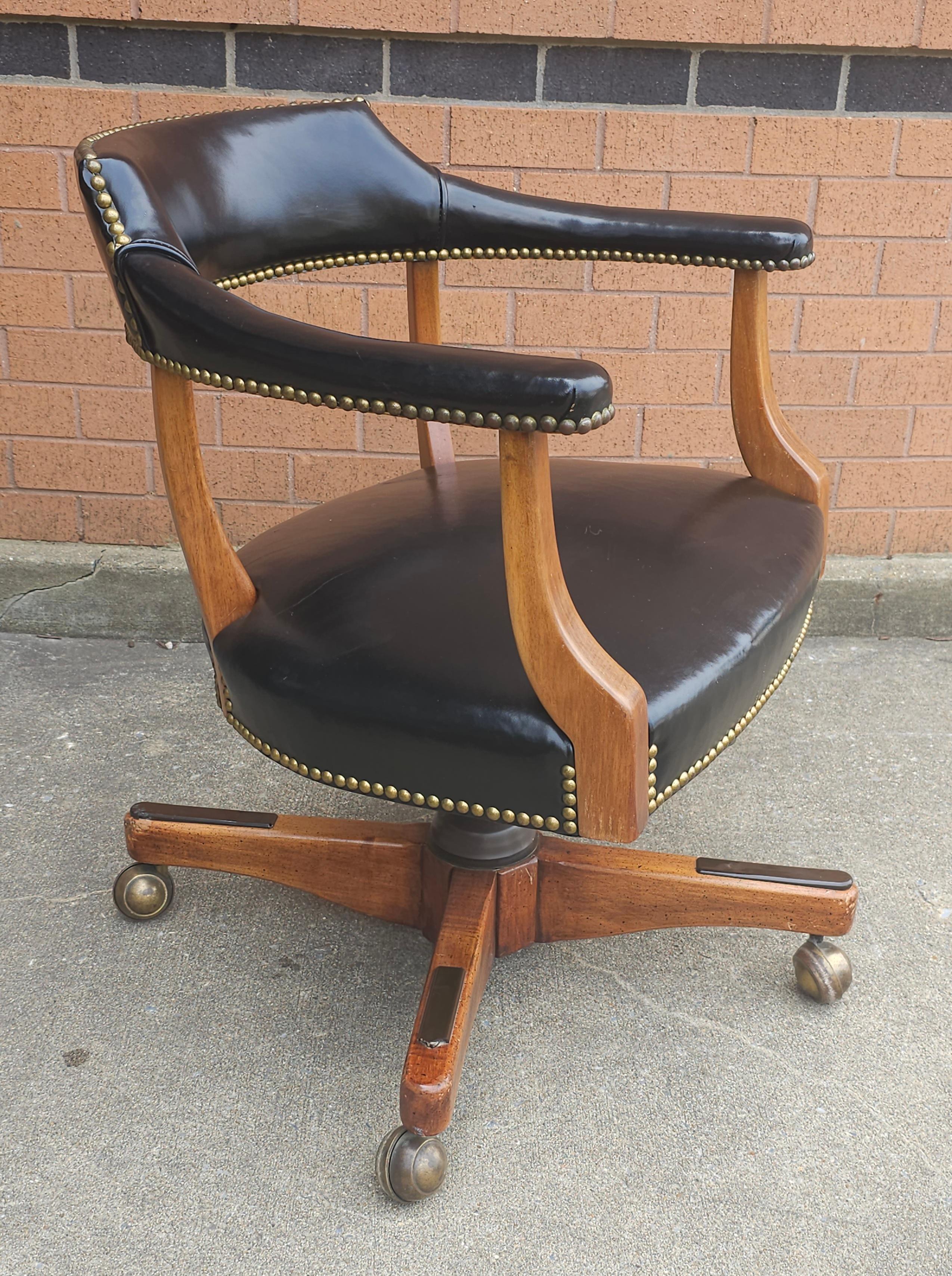 20ième siècle Cuir de style victorien et clous en laiton  Chaise de bureau à roulettes en vente