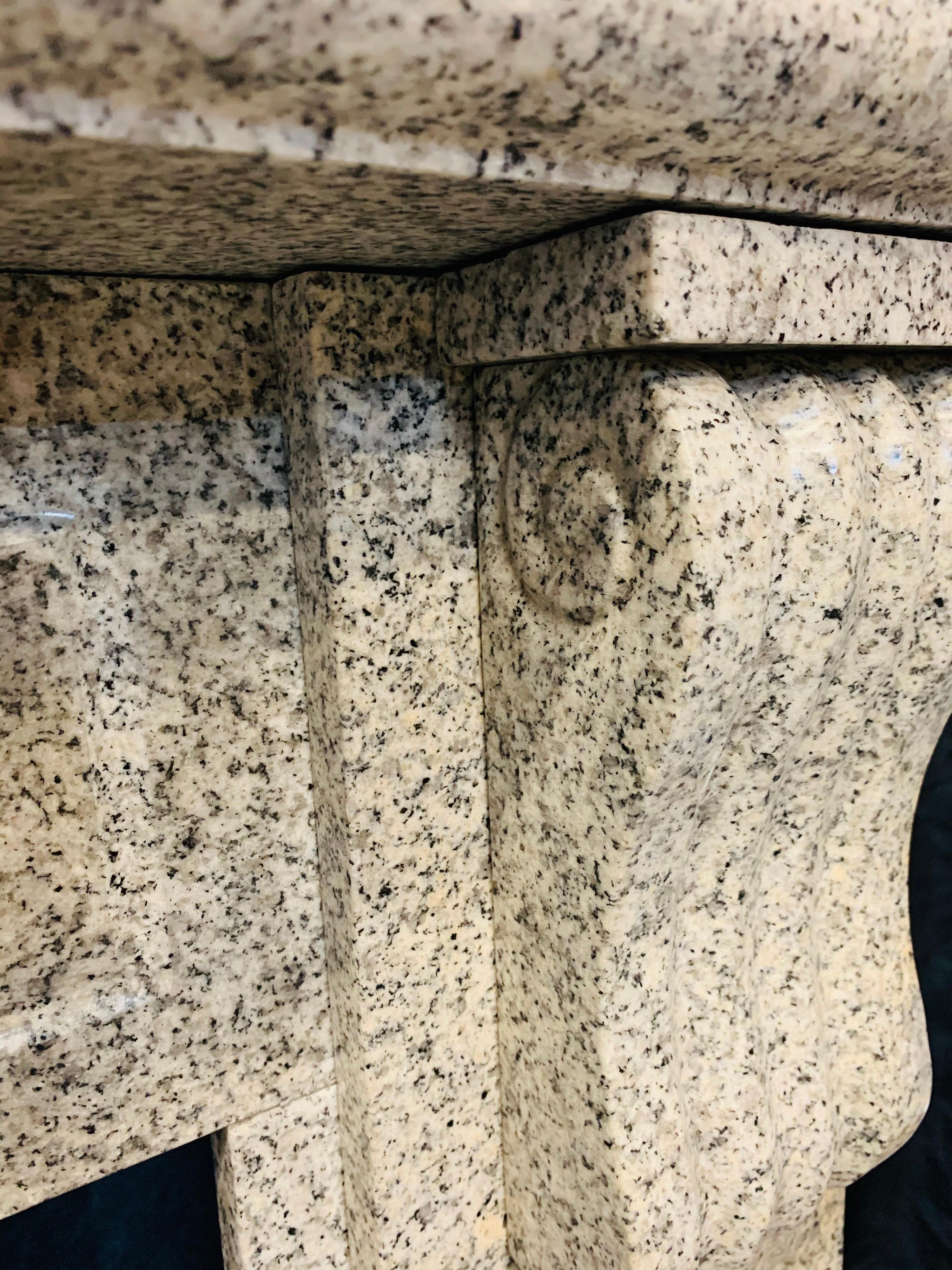 Kaminsims im viktorianischen Stil aus schottischem Granit mit Korbellen im Angebot 6