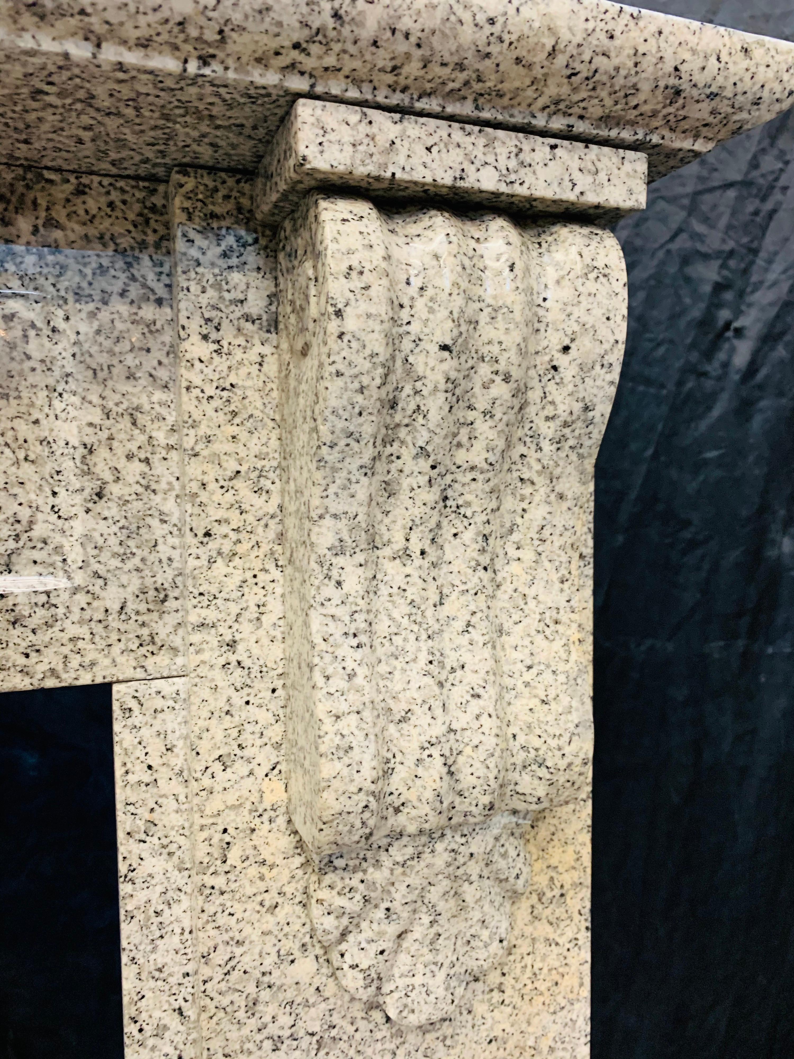 Kaminsims im viktorianischen Stil aus schottischem Granit mit Korbellen (Viktorianisch) im Angebot