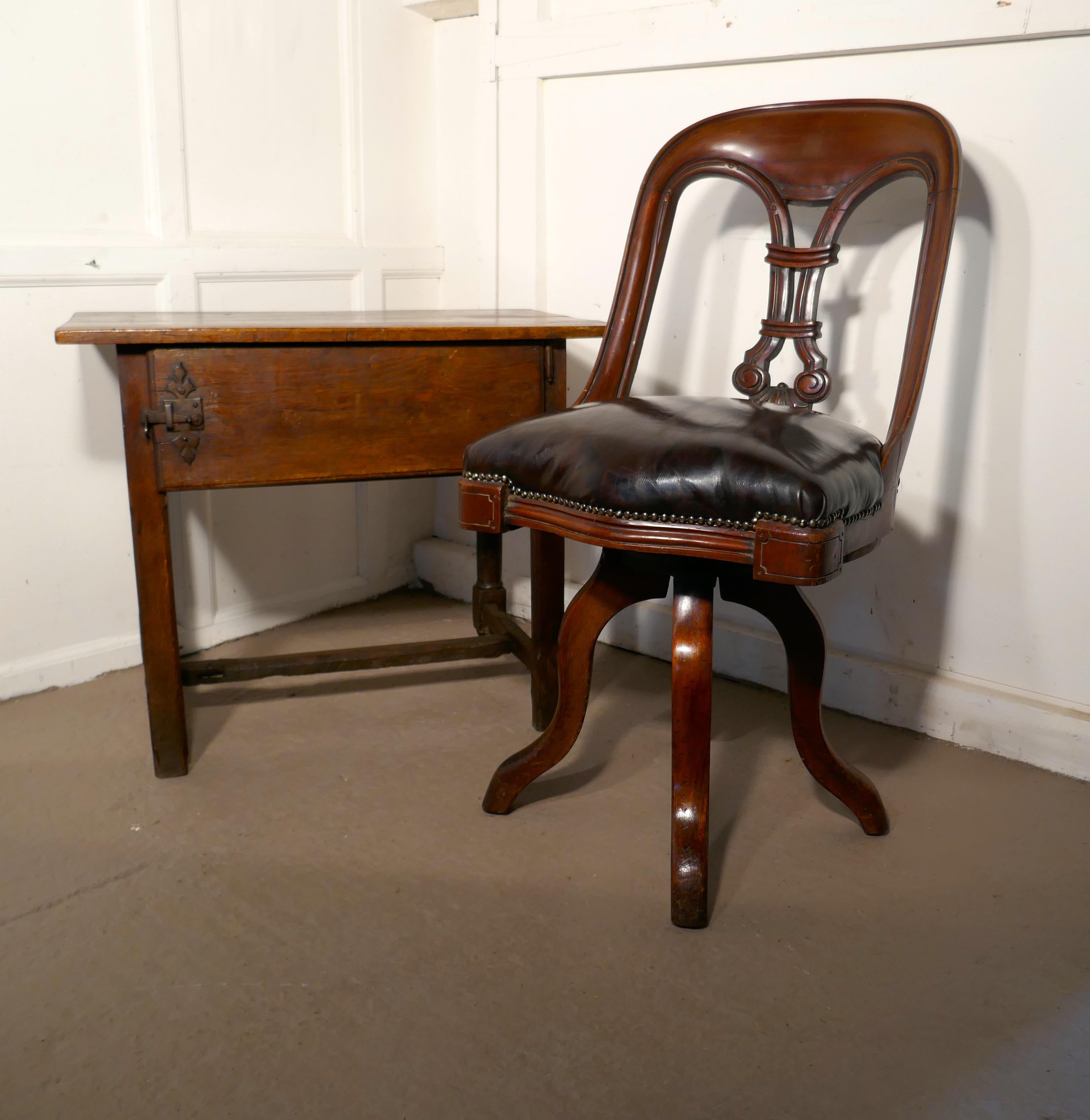 Victorian Swivelling Mahogany Office Chair or Desk Chair In Good Condition In Chillerton, Isle of Wight