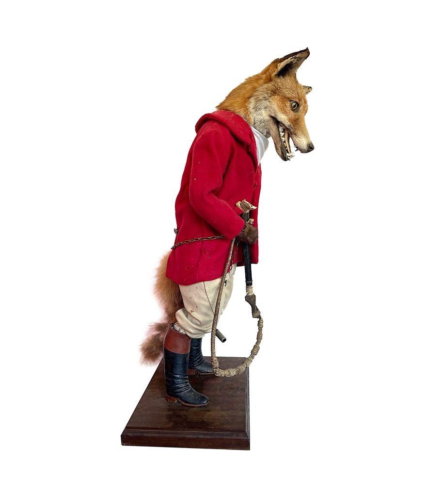 Un renard de taxidermie victorien habillé d'une tenue de chasse complète avec des bottes en cuir 1