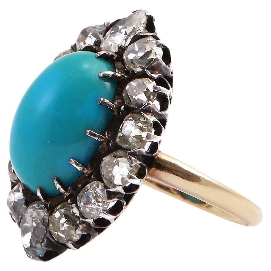 Bague victorienne en turquoise et diamant, le cabochon ovale de turquoise est serti dans un entourage de diamants anciens en forme de coussin et d'épaules en or jaune, taille 7.