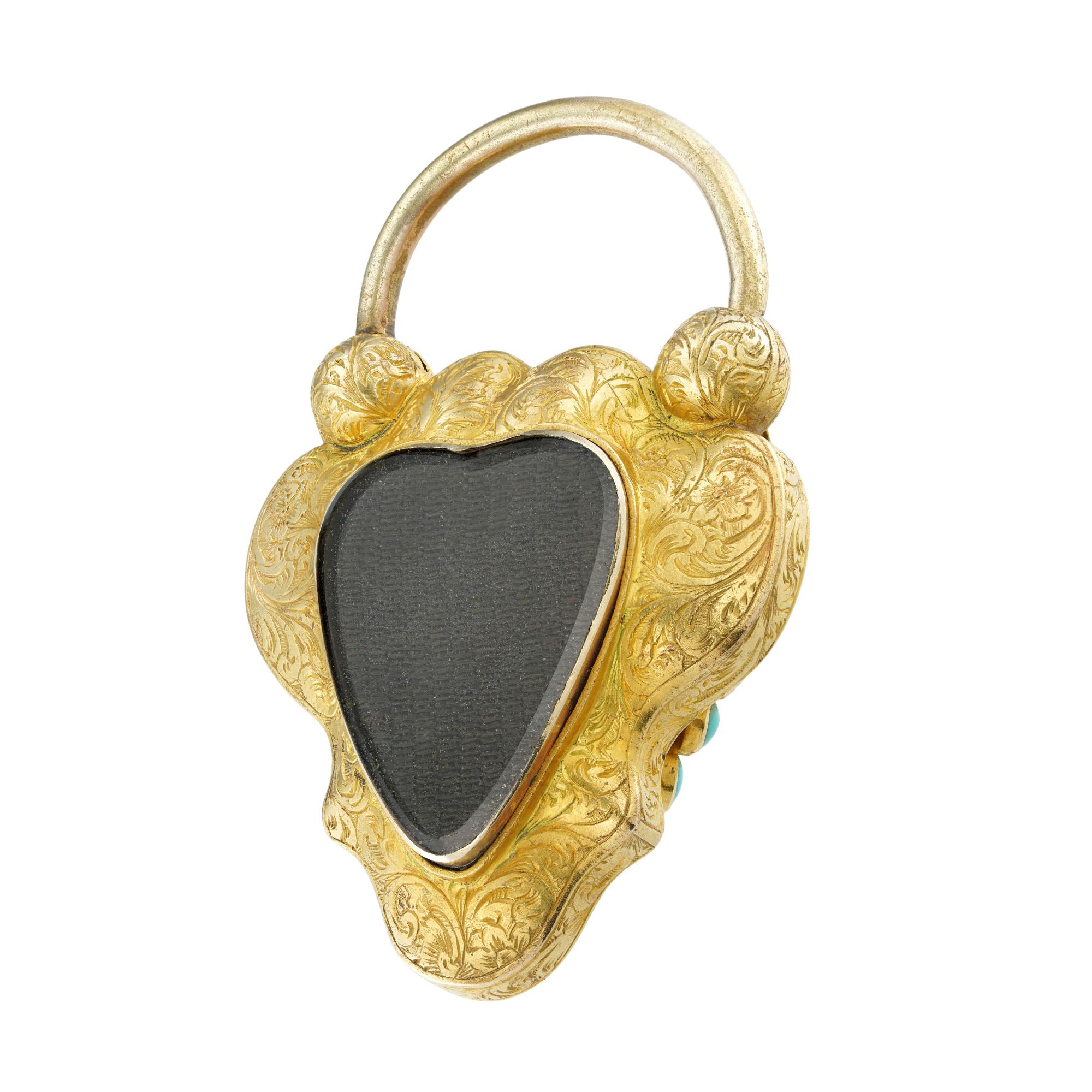 Ciondolo a forma di cuore in oro e turchese, con sfondo inciso a volute, con foglie di vite in oro incastonate in turchese e un mezzo anello con cerniera, sul retro con scomparto in cristallo di rocca, 1850 circa, misura 3x4,7 cm, 1840, peso lordo