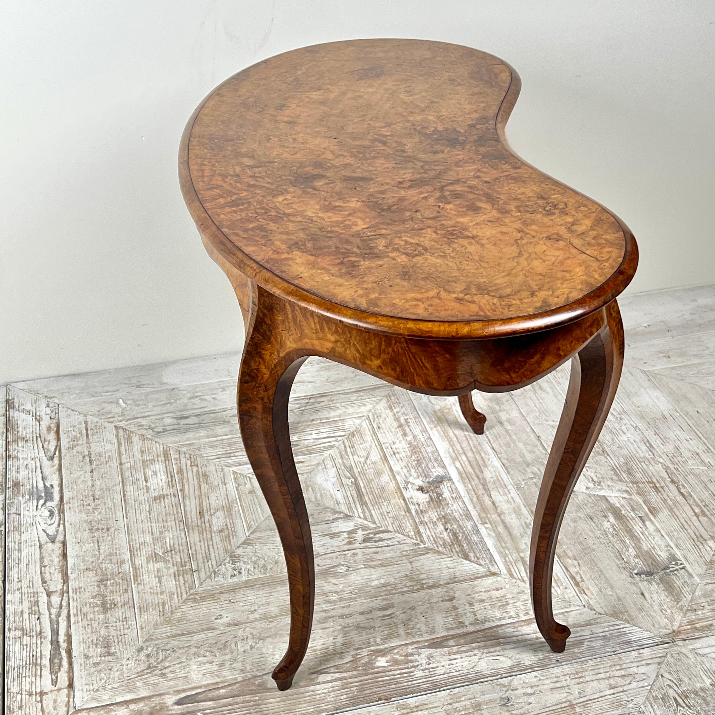 A Most Elegant Victorian Walnut Kidney-Shaped Desk or Dressing Table.

This exquisite piece features a kidney-shaped top with a delicate lipped edge, gracefully set above an attractive, gently flared serpentine frieze. A generously sized drawer on