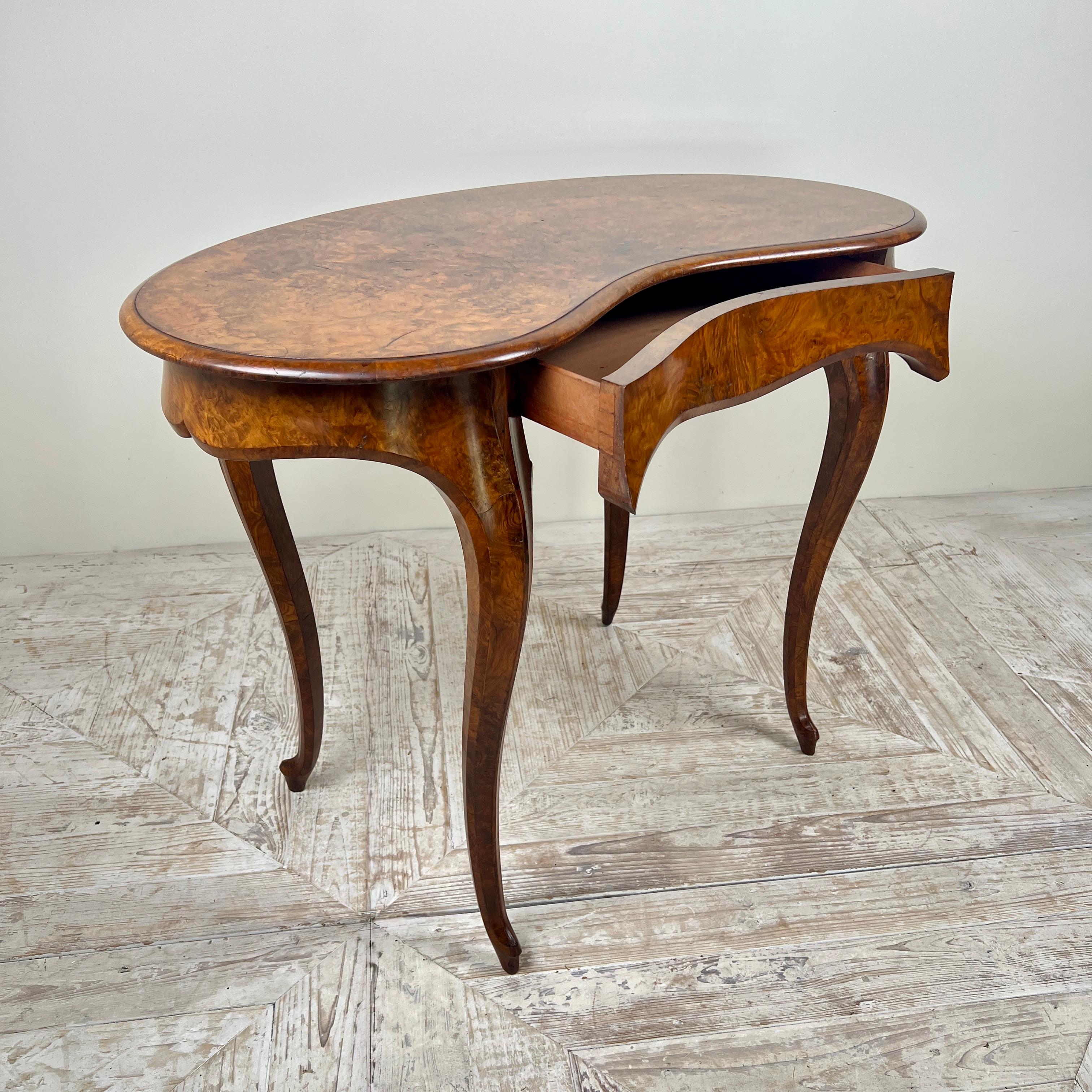 A Victorian Walnut Kidney Shaped Desk Or Dressing Table In Good Condition For Sale In London, GB