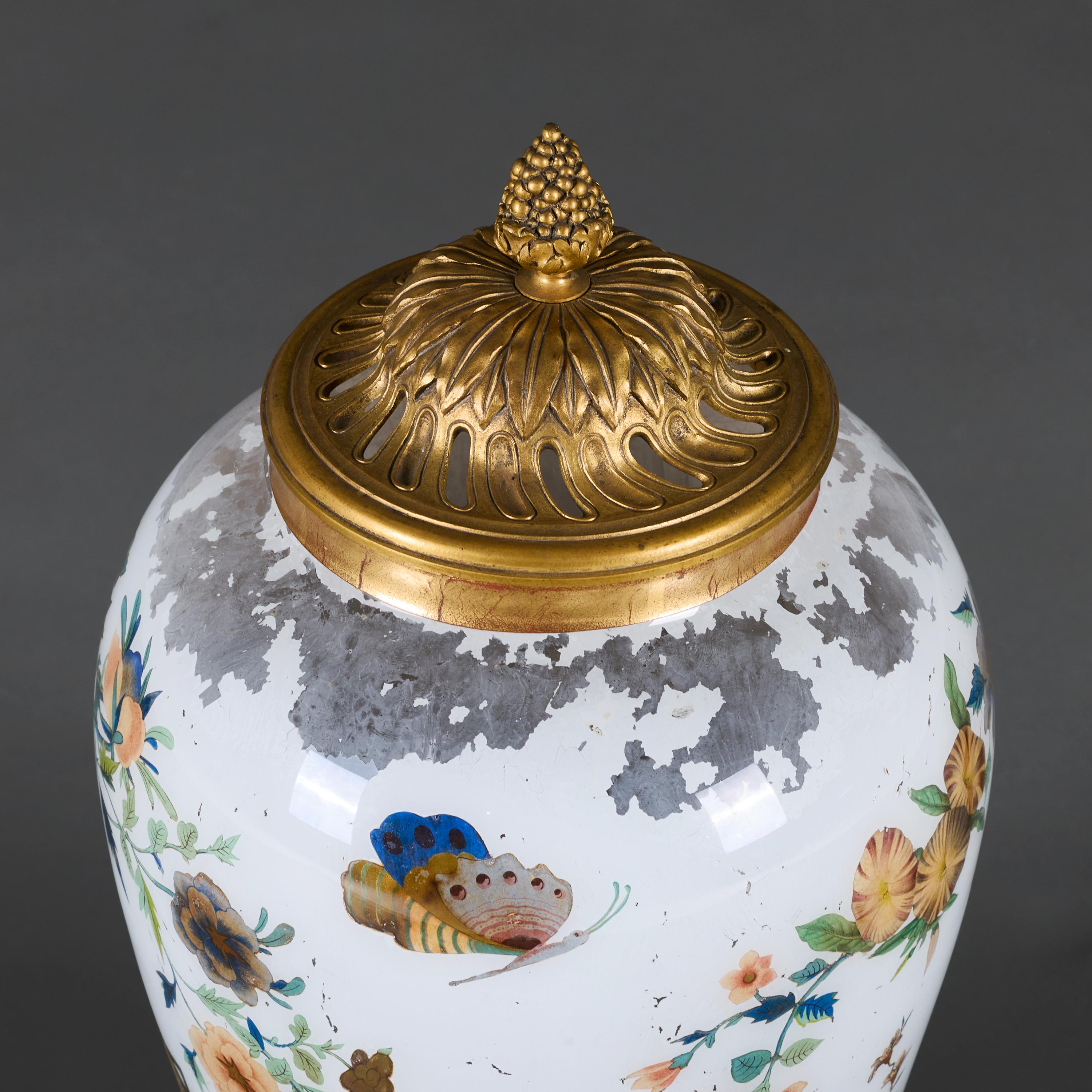 A Victorian White Decalcomania Vase with Fire Gilt Lid In Good Condition For Sale In London, GB