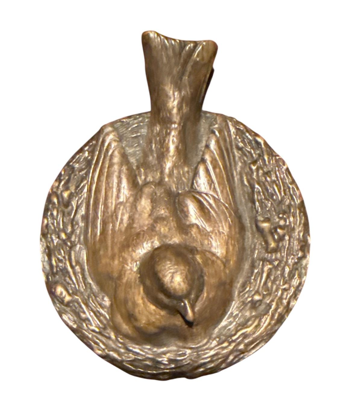 A vide-poche in bronze of brooding bird on the nest.
A realistic small piece with a nice patina.