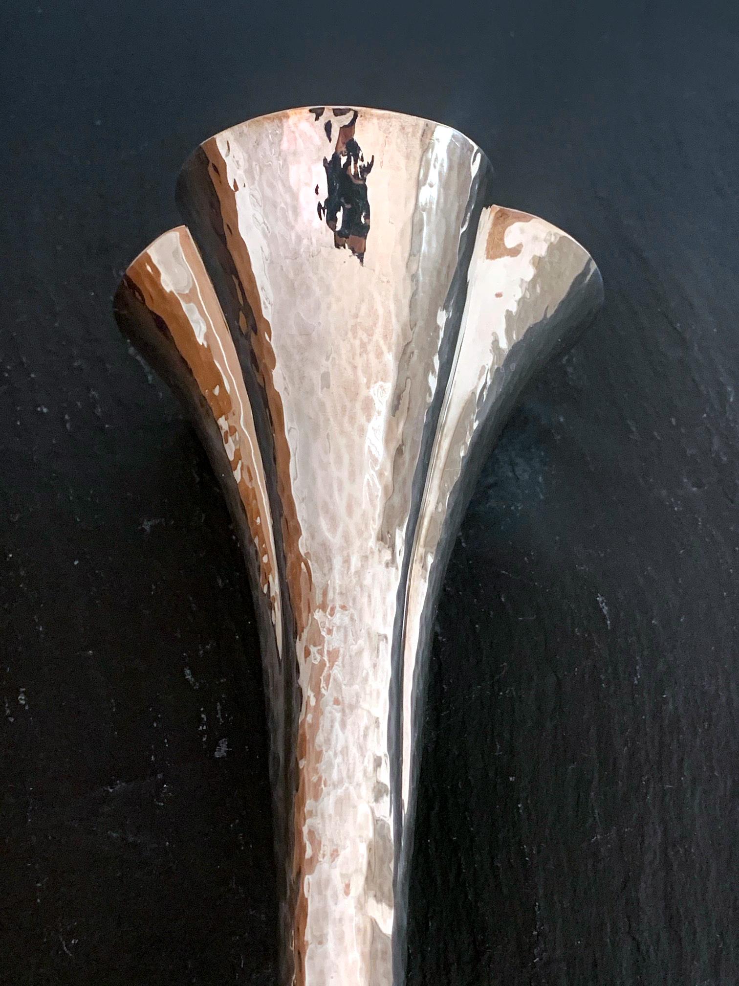 Vase argenté de la Sécession viennoise de Weiner Werkstatte Bon état - En vente à Atlanta, GA