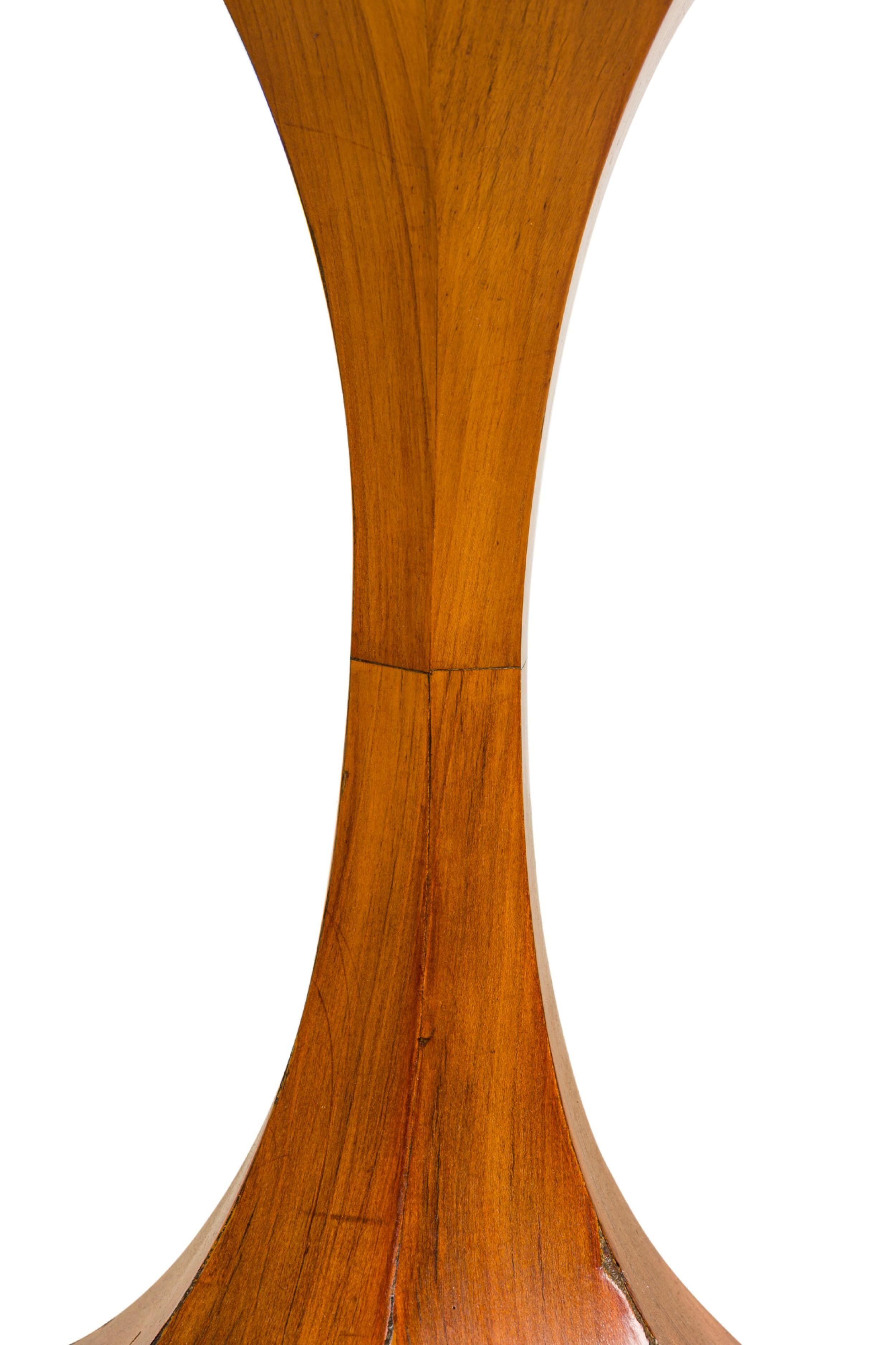Mesa central vienesa Biedermeier de madera de frutal tallada, nogal y ebonizada en venta 4