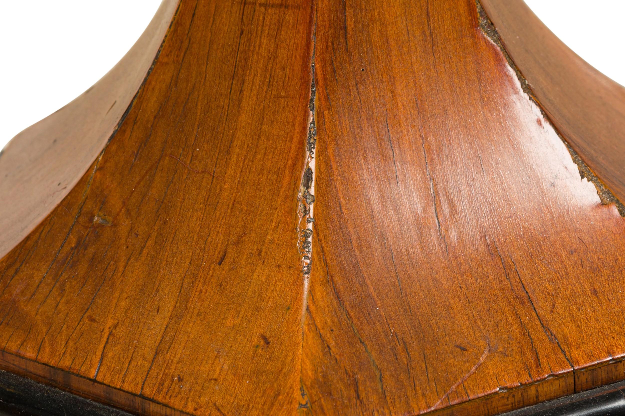 Mesa central vienesa Biedermeier de madera de frutal tallada, nogal y ebonizada en venta 5
