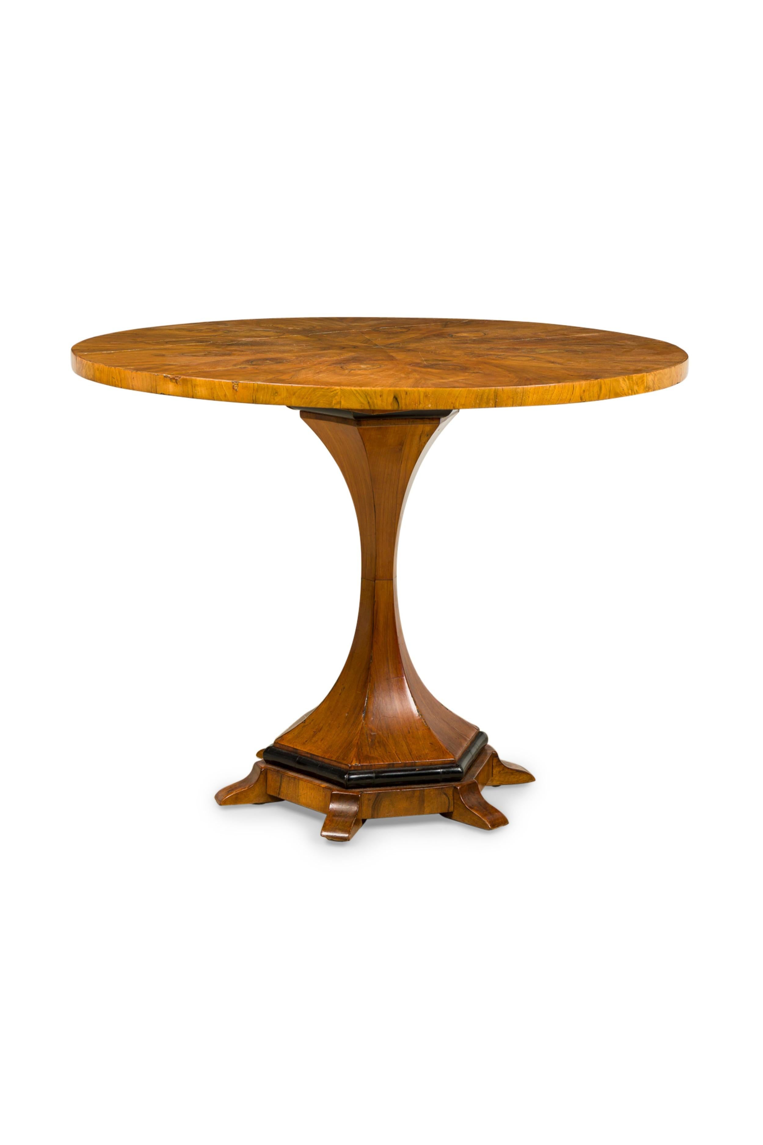 Mesa central vienesa Biedermeier de madera de frutal tallada, nogal y ebonizada Austríaco en venta