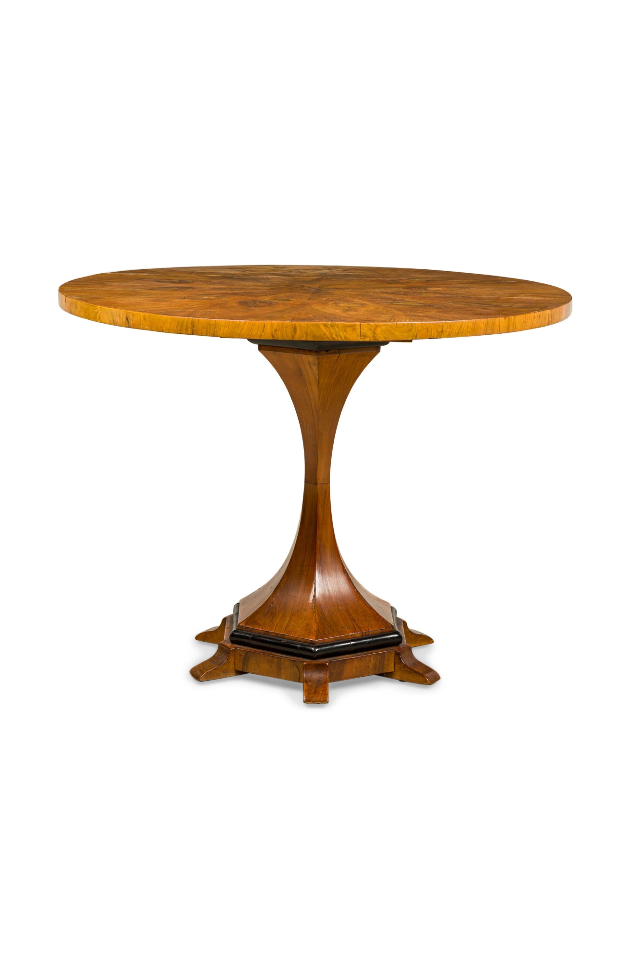 Mesa central vienesa Biedermeier de madera de frutal tallada, nogal y ebonizada Ebonizado en venta