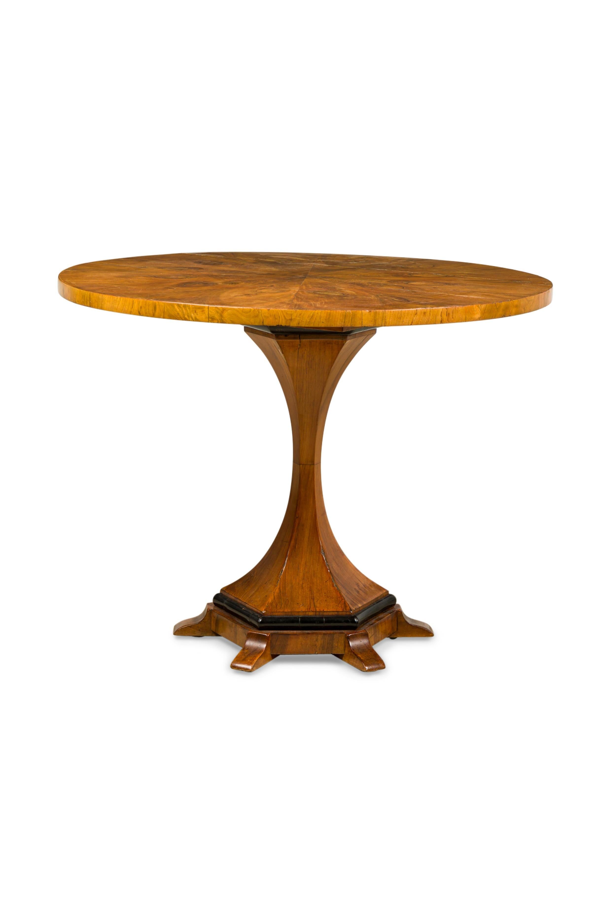 Mesa central vienesa Biedermeier de madera de frutal tallada, nogal y ebonizada en Bueno estado para la venta en Queens, NY