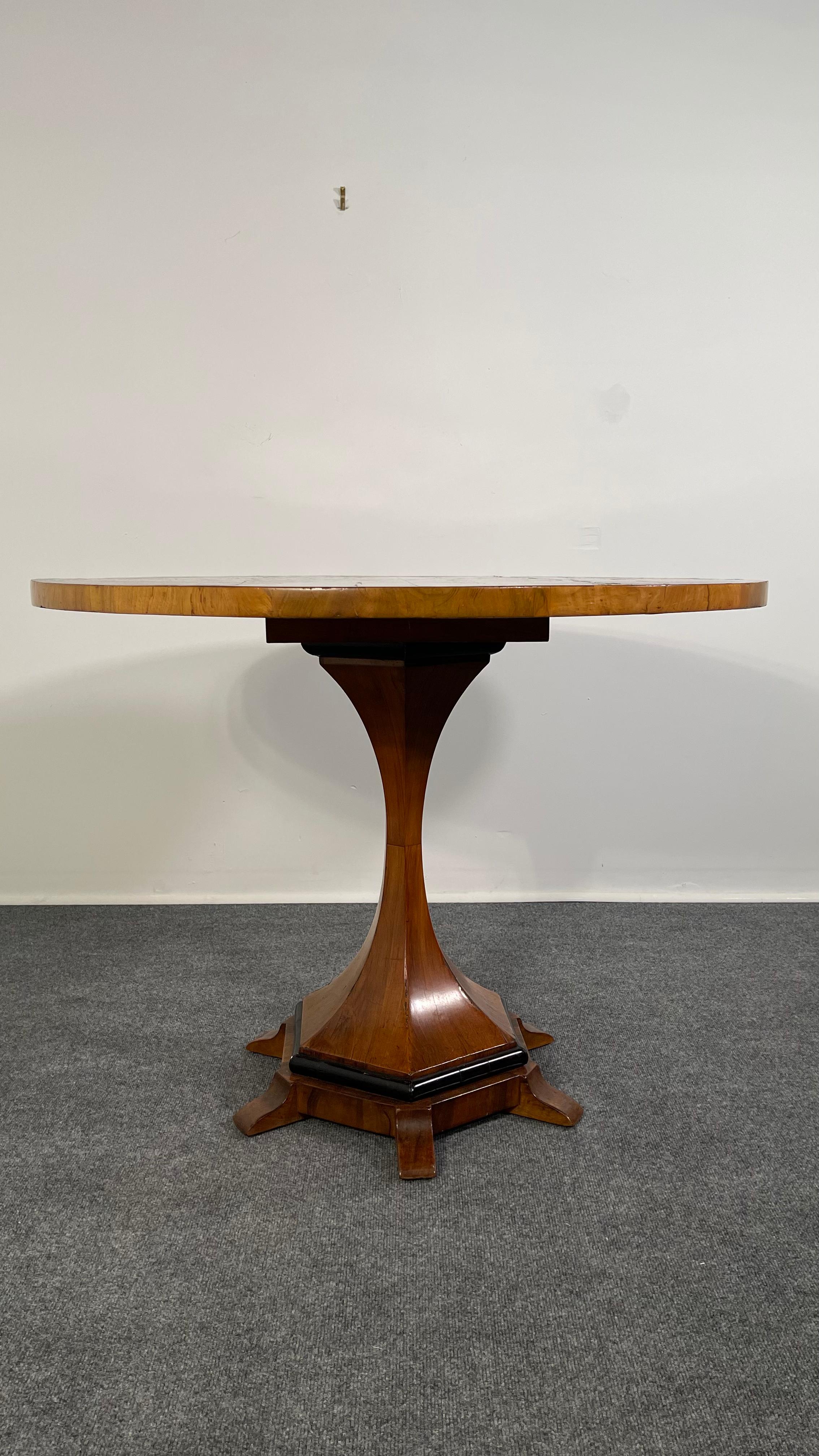 Viennese Biedermeier Figured Fruitwood, Walnut, and Ebonized Center Table In Good Condition For Sale In Hollywood, FL