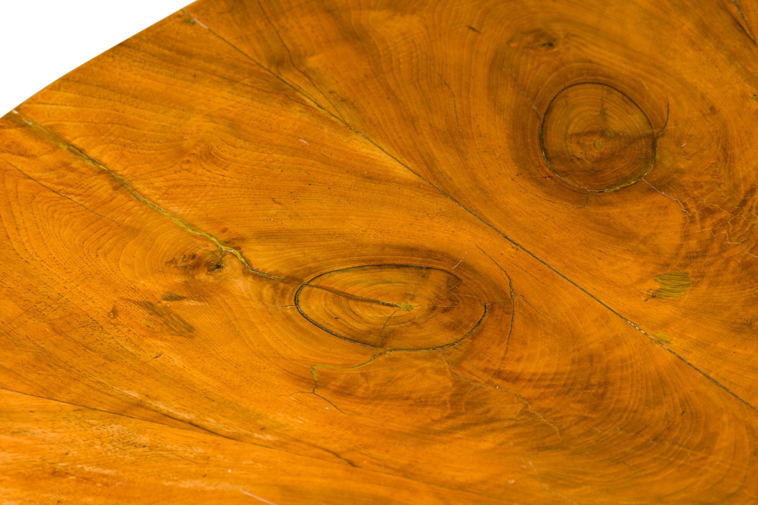 Mesa central vienesa Biedermeier de madera de frutal tallada, nogal y ebonizada Madera en venta