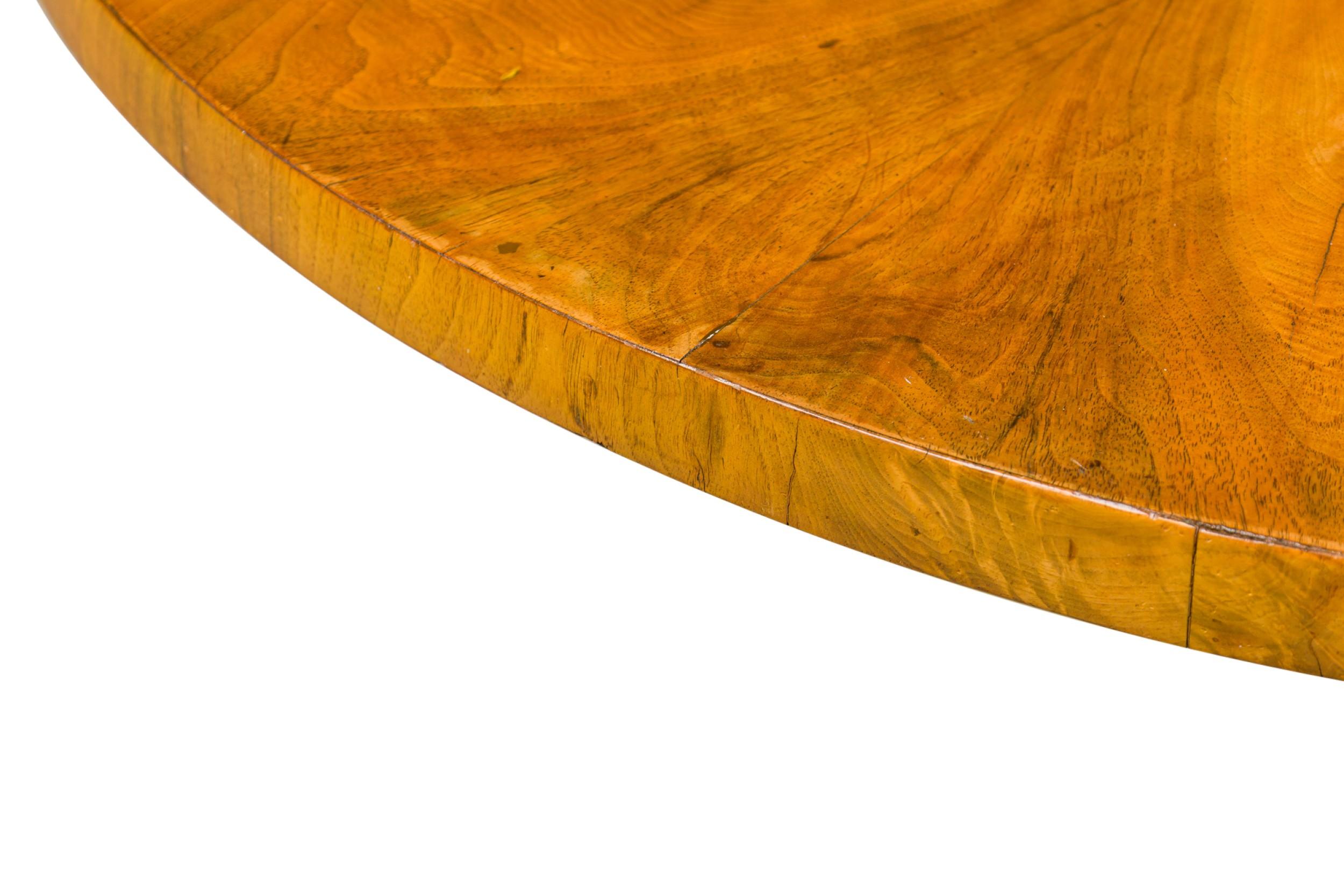 Mesa central vienesa Biedermeier de madera de frutal tallada, nogal y ebonizada en venta 2