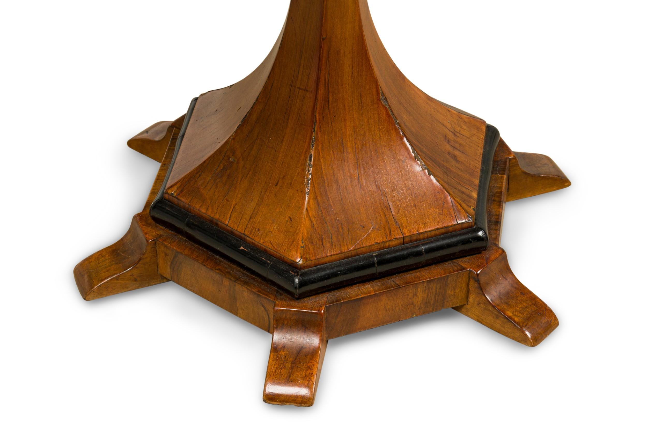 Mesa central vienesa Biedermeier de madera de frutal tallada, nogal y ebonizada en venta 3