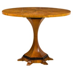 Table de centre Biedermeier viennoise en bois fruitier sculpté, noyer et ébonite