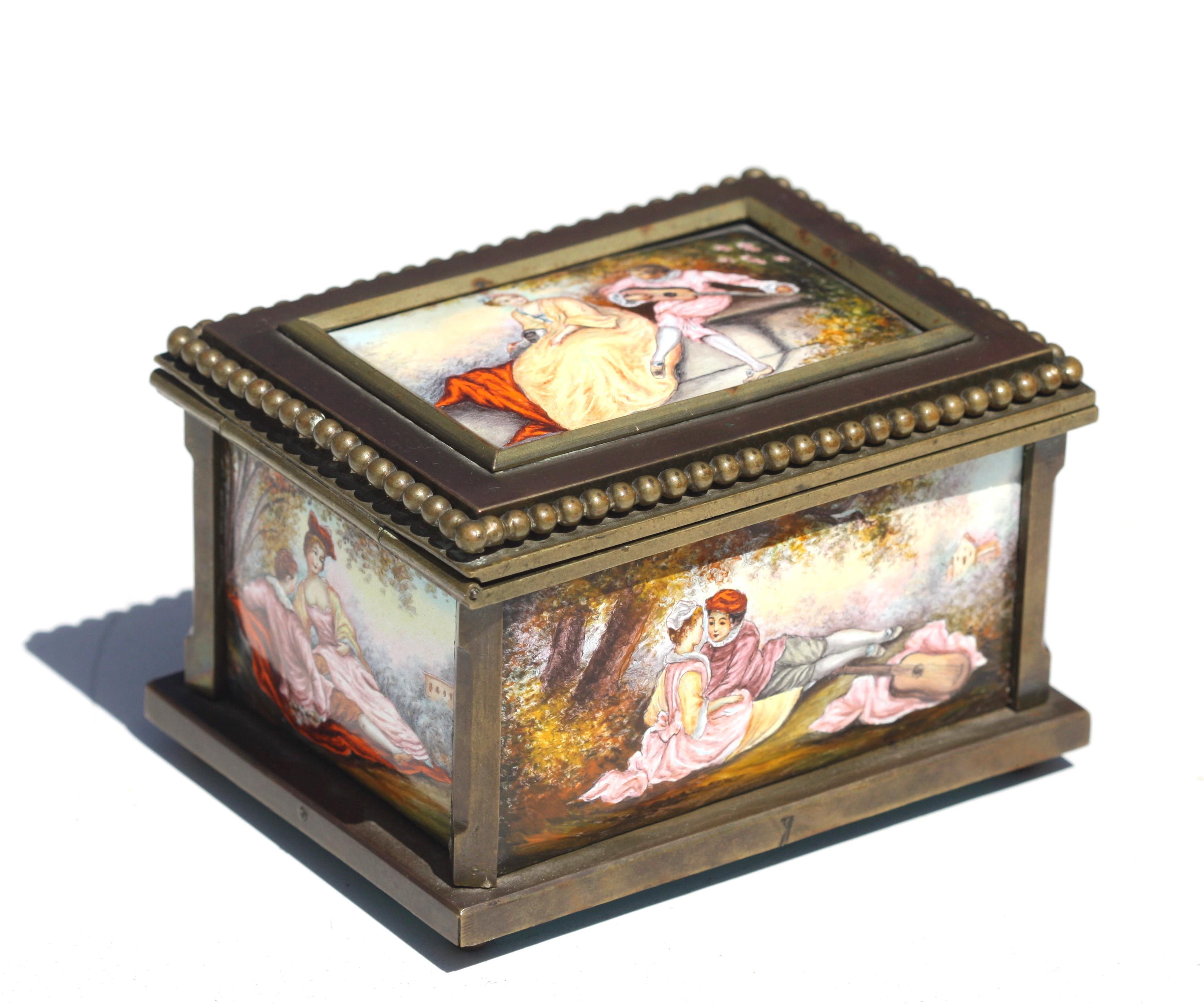 XX secolo Scatola viennese in smalto e bronzo, decorata con cinque pannelli romantici in vendita