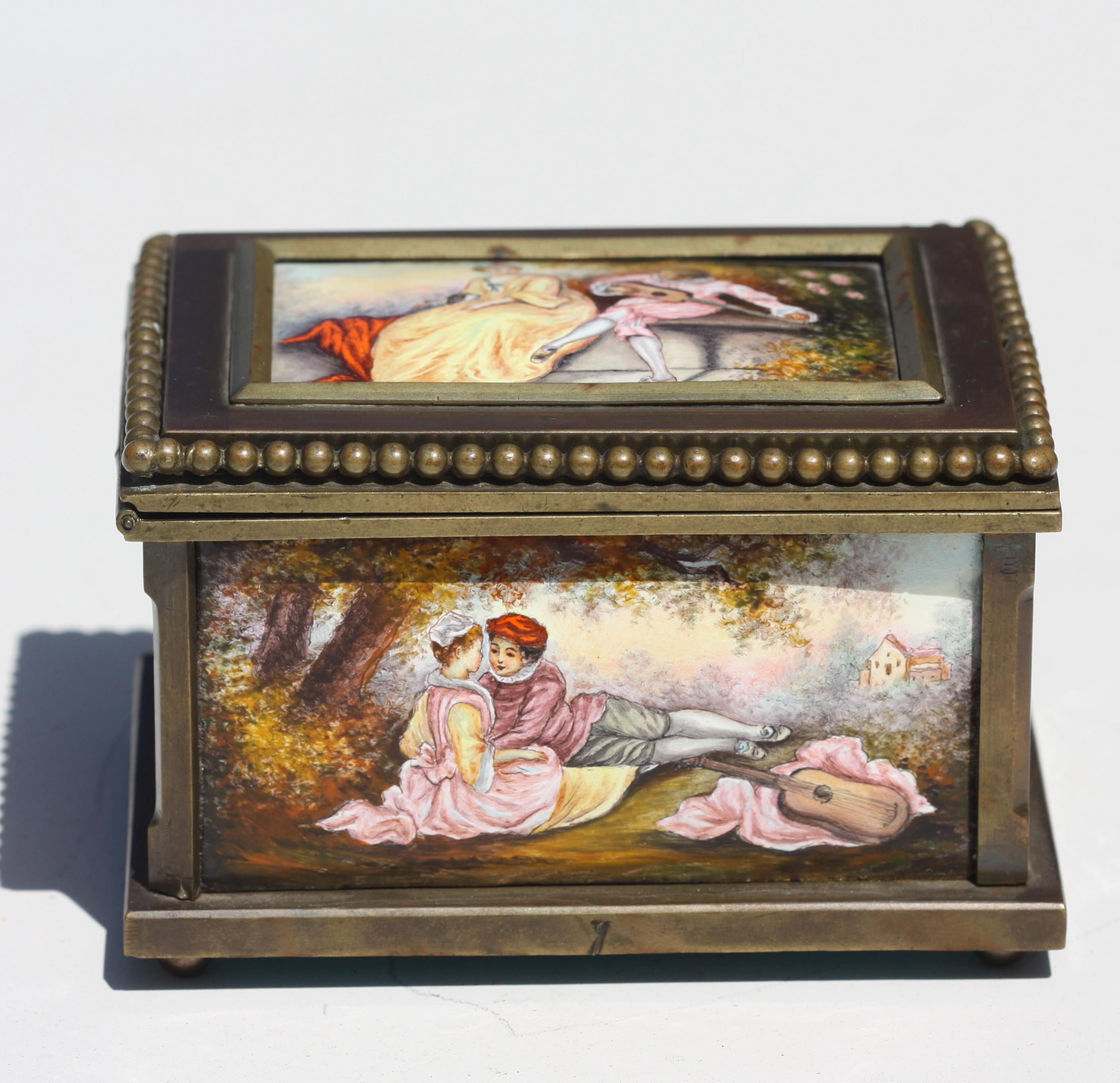 Smalto Scatola viennese in smalto e bronzo, decorata con cinque pannelli romantici in vendita