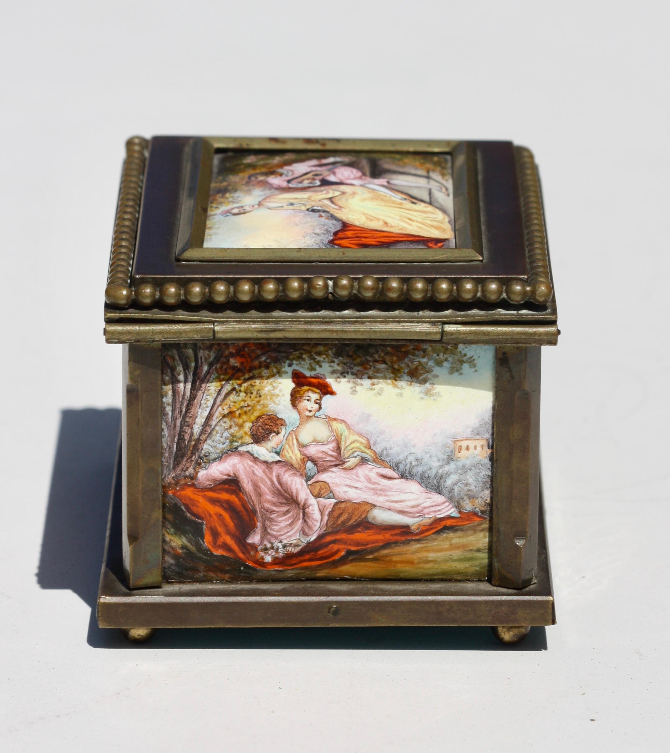 Scatola viennese in smalto e bronzo, decorata con cinque pannelli romantici in vendita 1