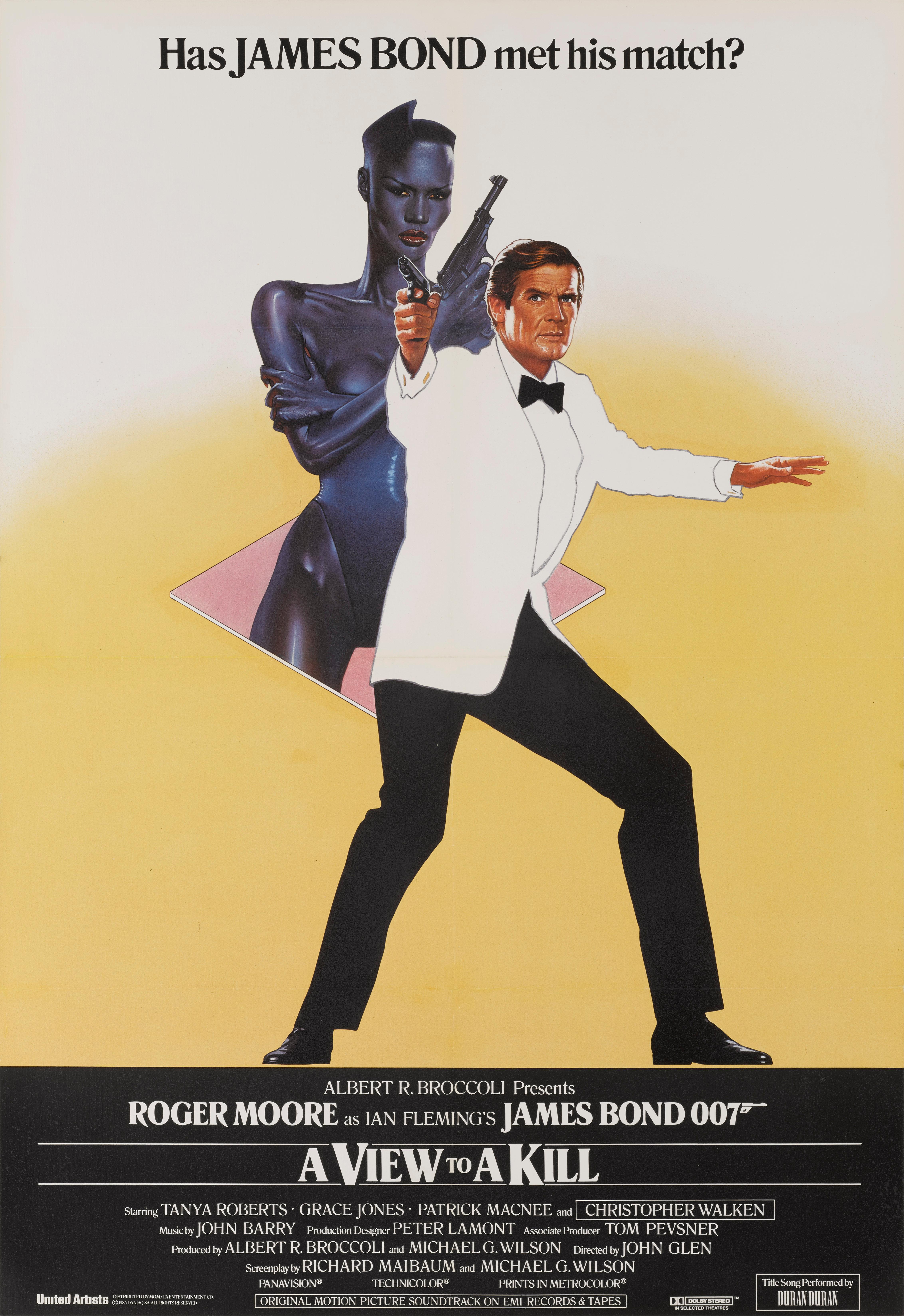 Cartel original británico de A View to a Kill (1985), la decimoquinta película de Bond, la séptima y última protagonizada por Roger Moore y la última protagonizada por Lois Maxwell como Miss Moneypenny. La película fue el tercer largometraje de Bond
